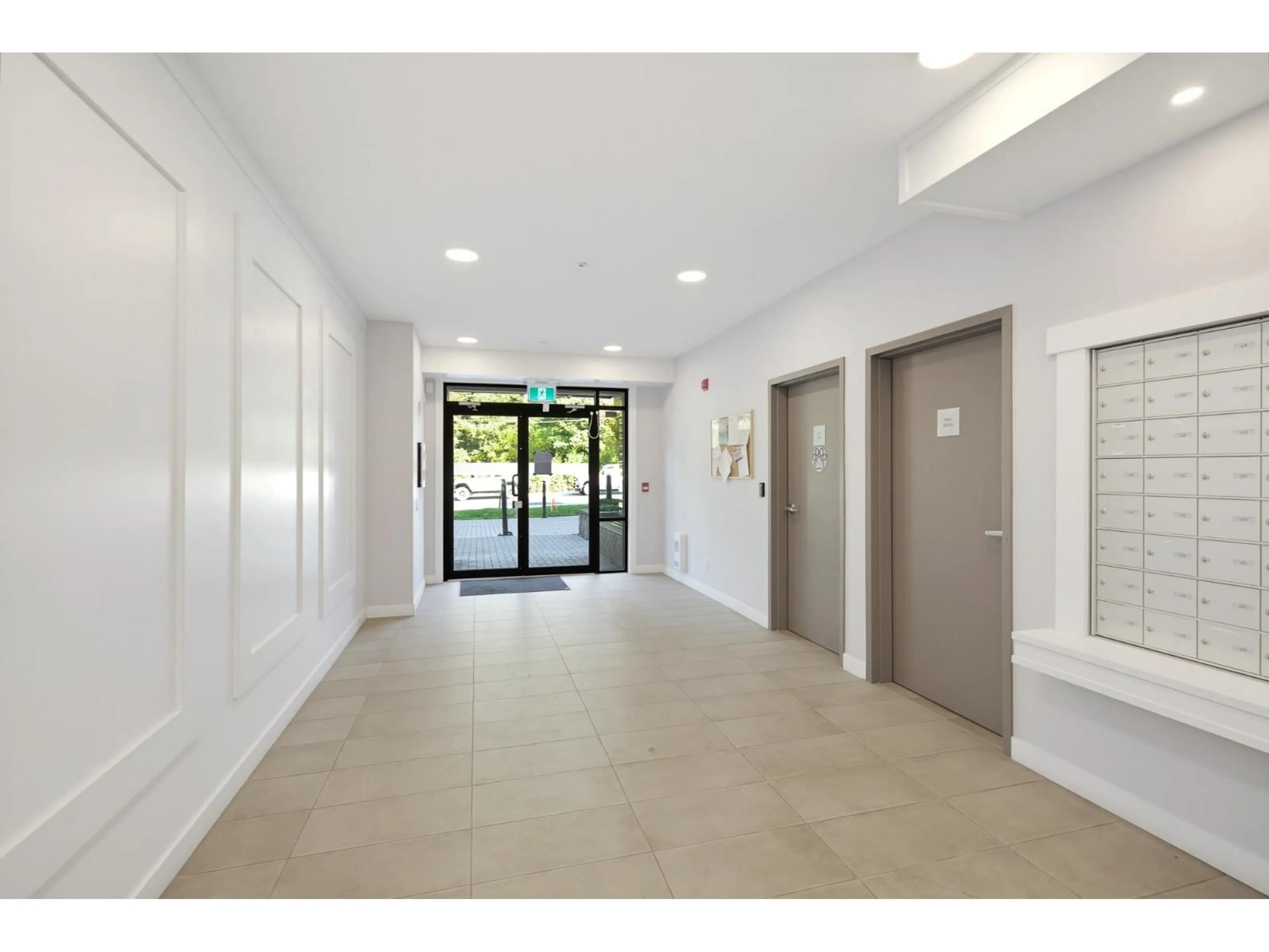 Indoor foyer for 106 - 32690 14TH AVENUE, Mission British Columbia V2V0K5