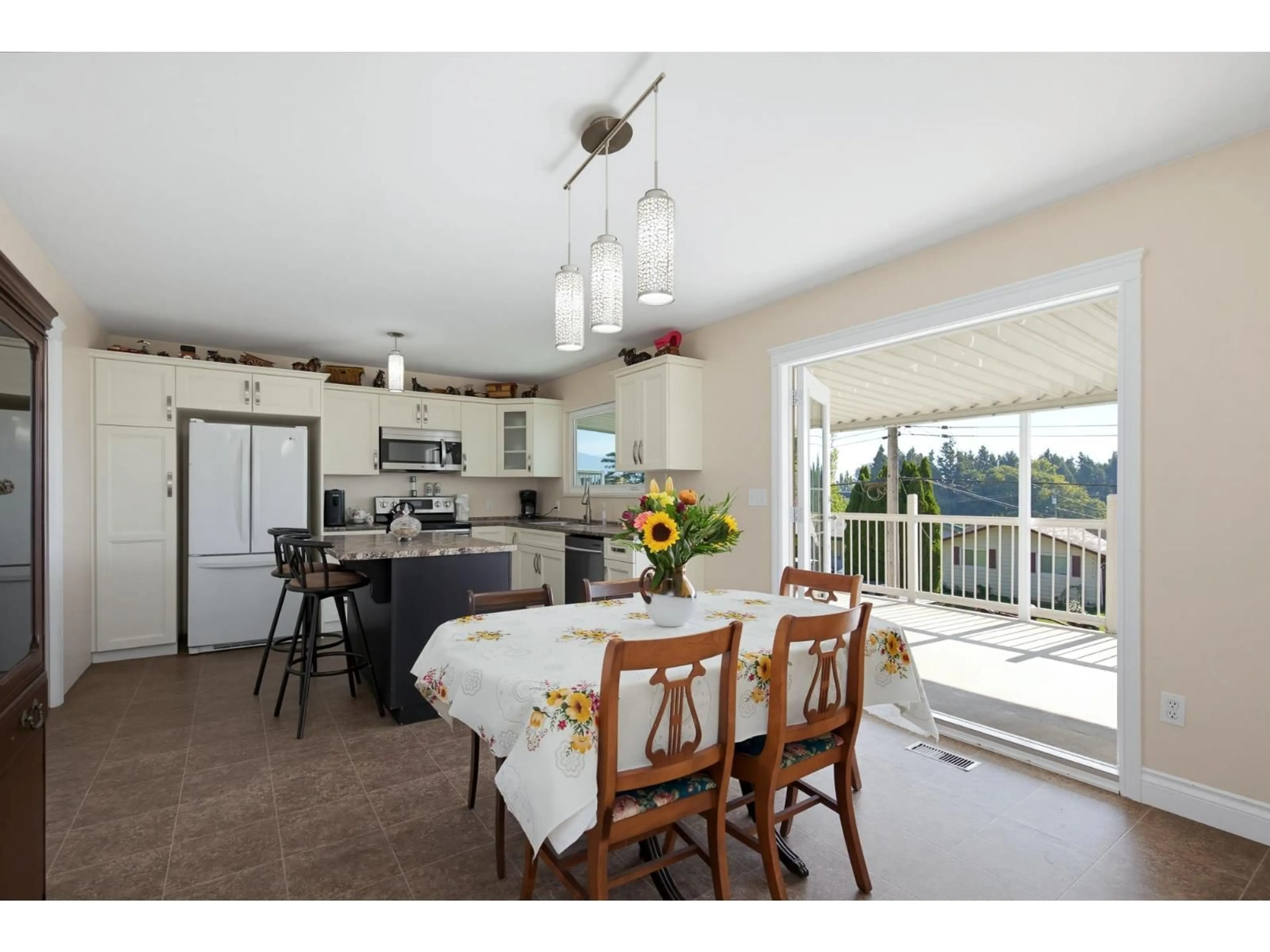 Open concept kitchen, ceramic/tile floor for 35103 SPENCER STREET, Abbotsford British Columbia V3G2E3