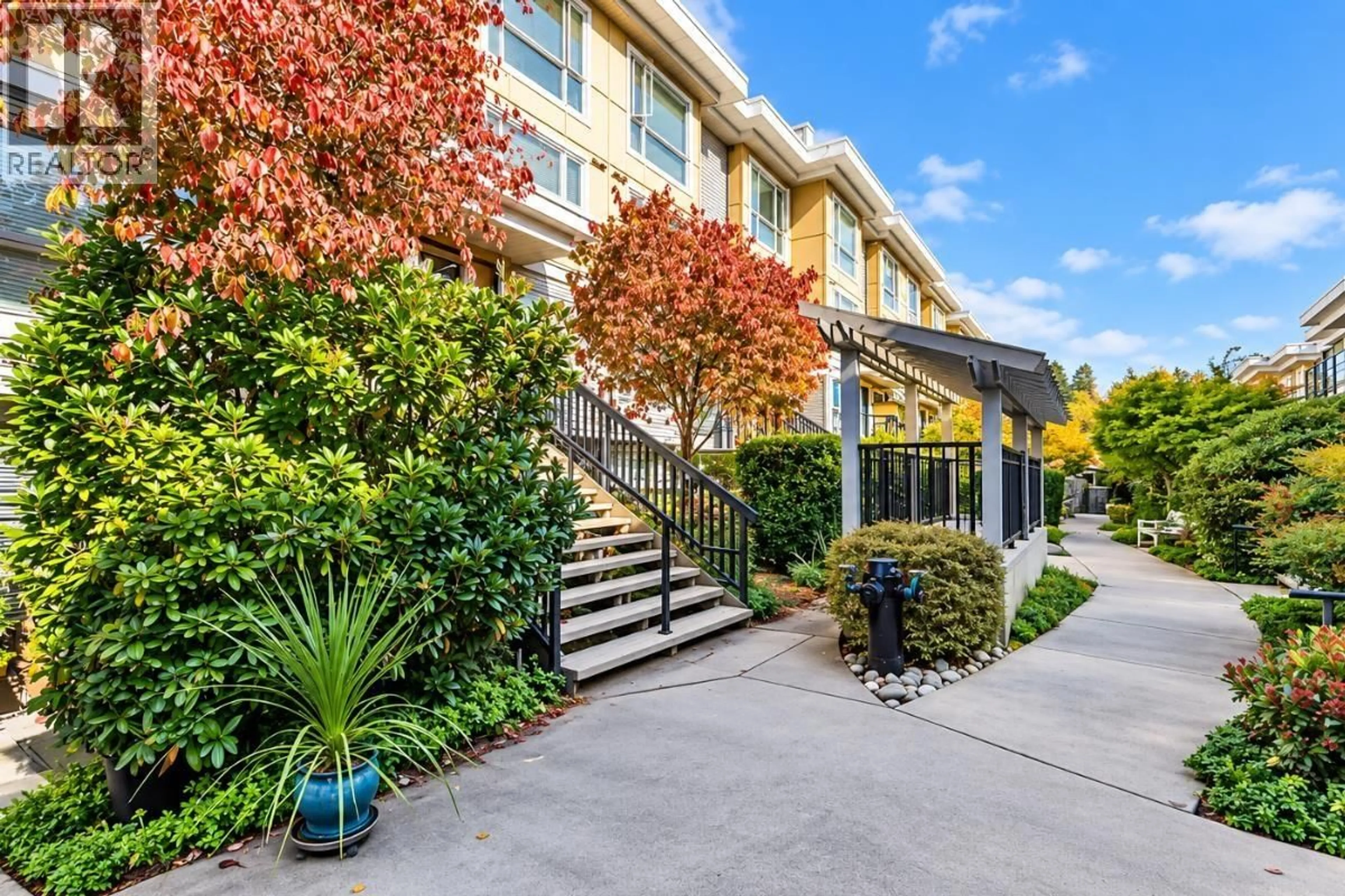 Patio, street for 64 - 728 14TH STREET, North Vancouver British Columbia V7M0A8