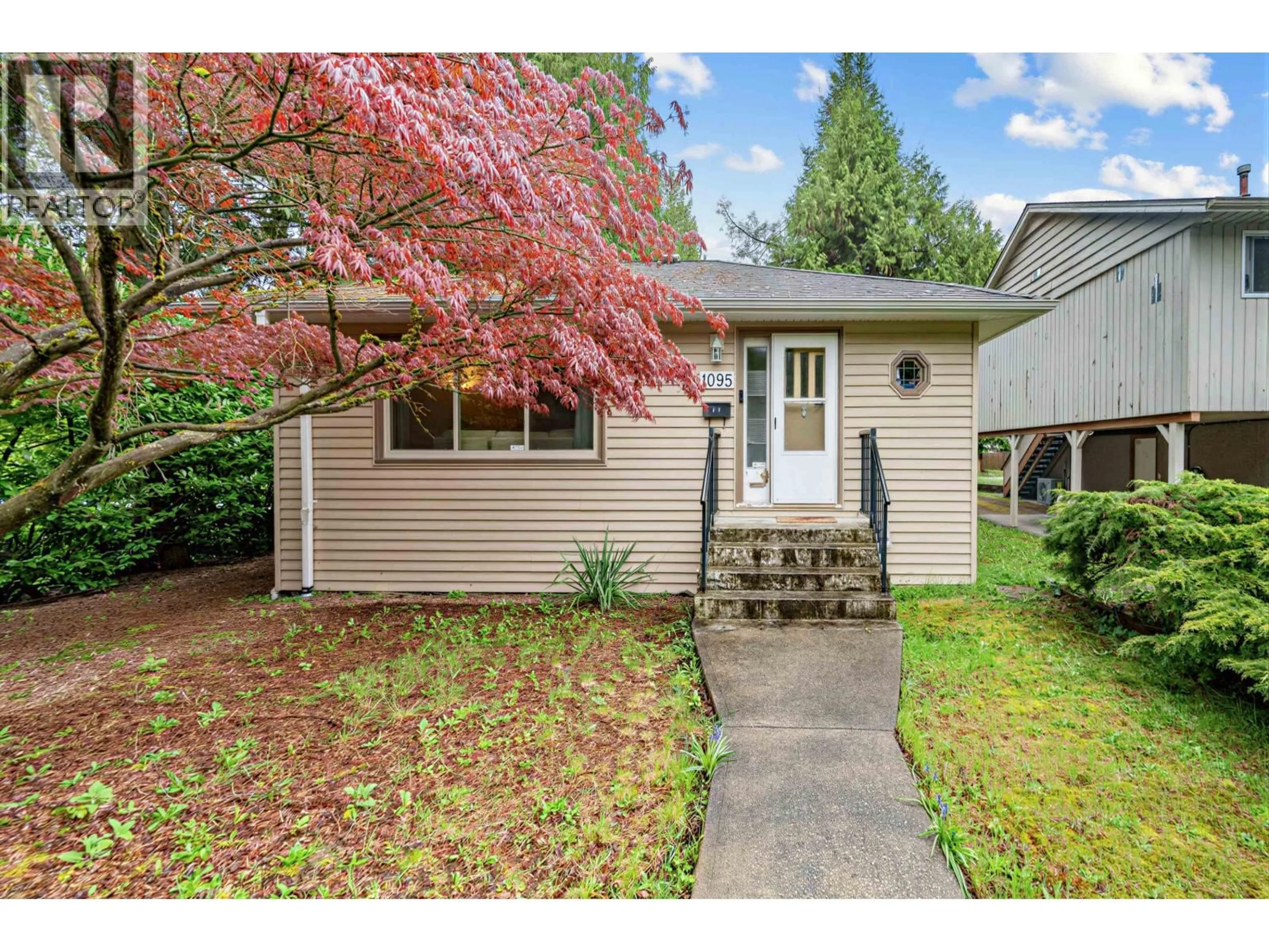 Home with vinyl exterior material, street for 1095 29TH STREET, North Vancouver British Columbia V7K1C1