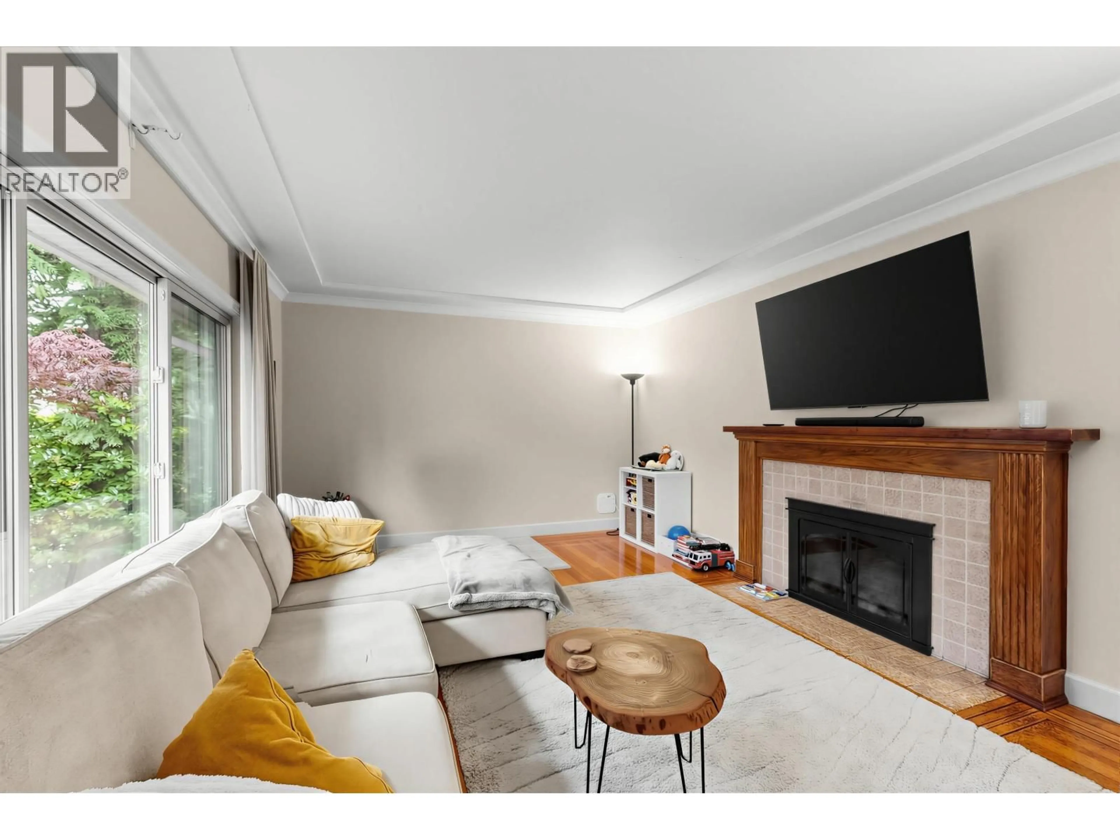 Living room with furniture, wood/laminate floor for 1095 29TH STREET, North Vancouver British Columbia V7K1C1