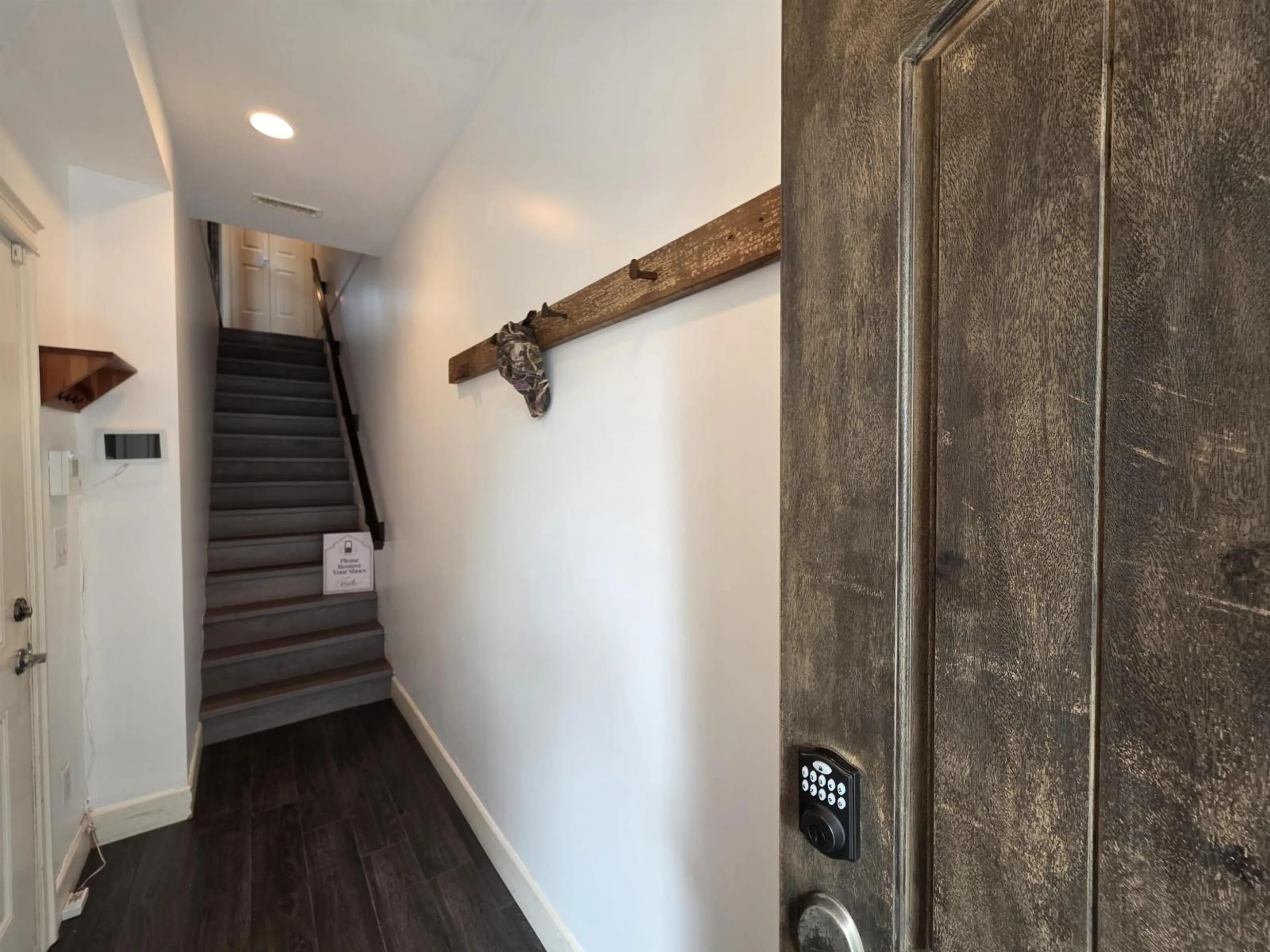 Indoor entryway for 3 - 32792 LIGHTBODY COURT, Mission British Columbia V4S0B4