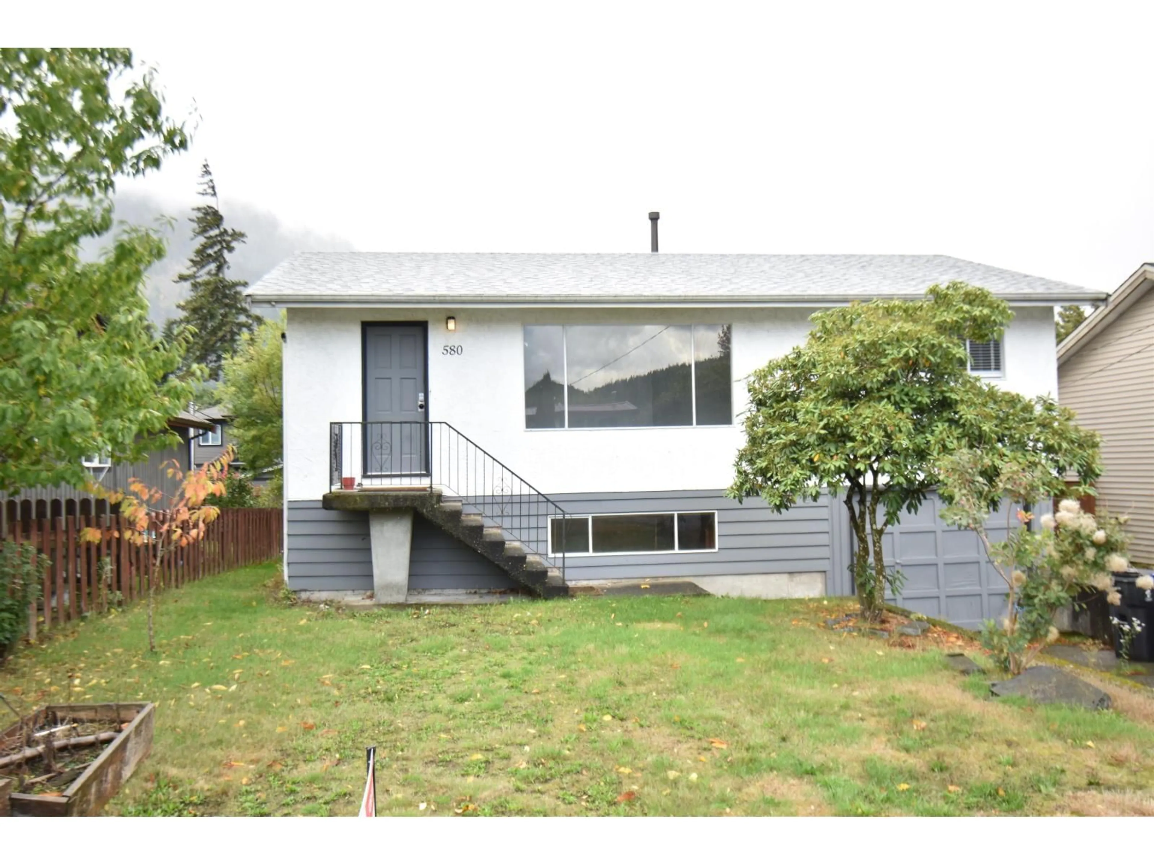 Home with vinyl exterior material, street for 580 RUPERT STREET, Hope British Columbia V0X1L0