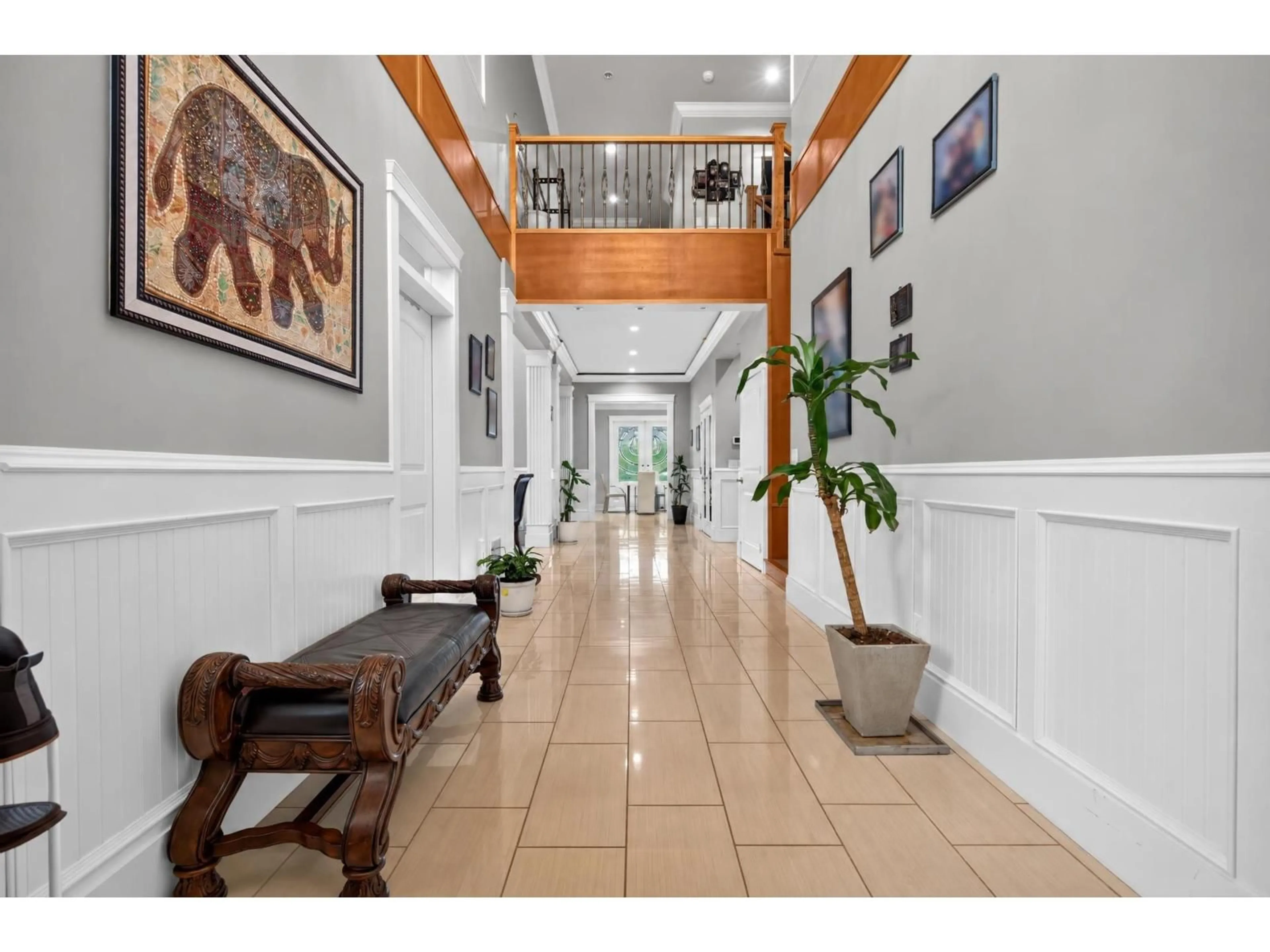 Indoor foyer for 33175 HOLMAN PLACE, Mission British Columbia V2V0C7