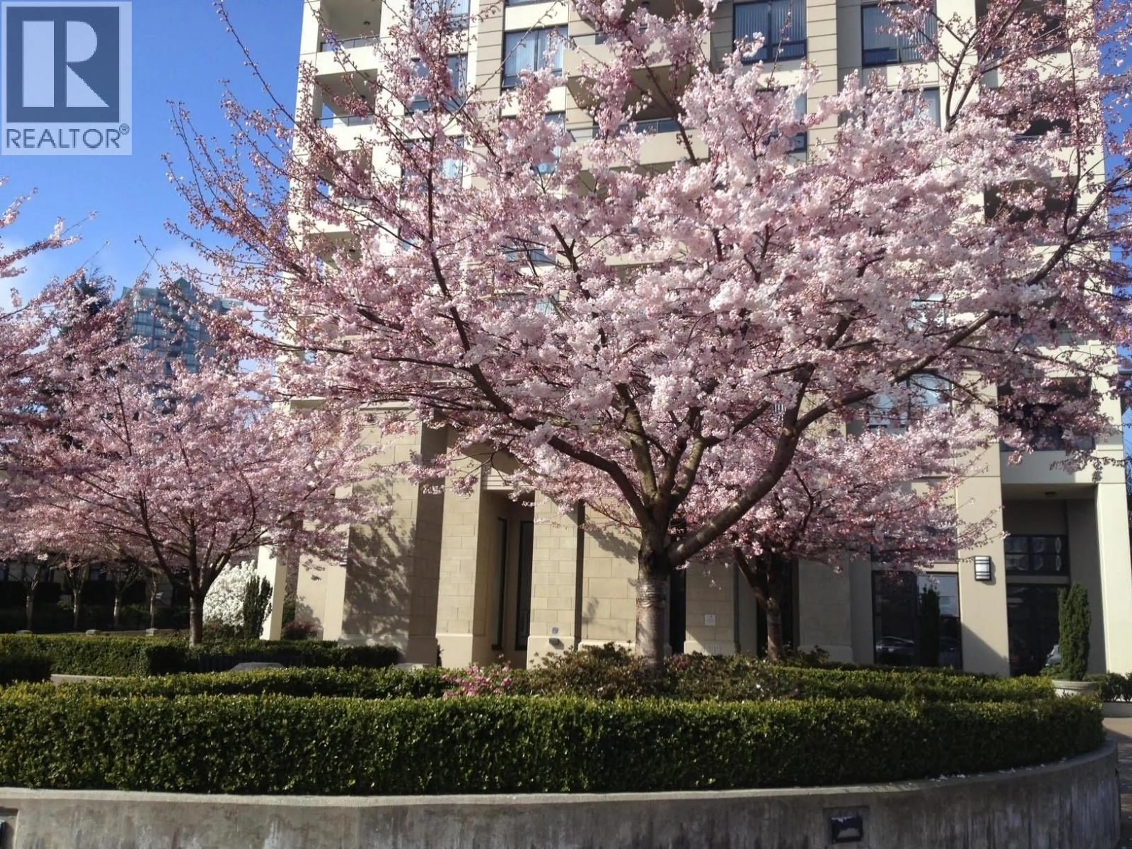 Patio, street for 307 - 4333 CENTRAL BOULEVARD, Burnaby British Columbia V5H4W8