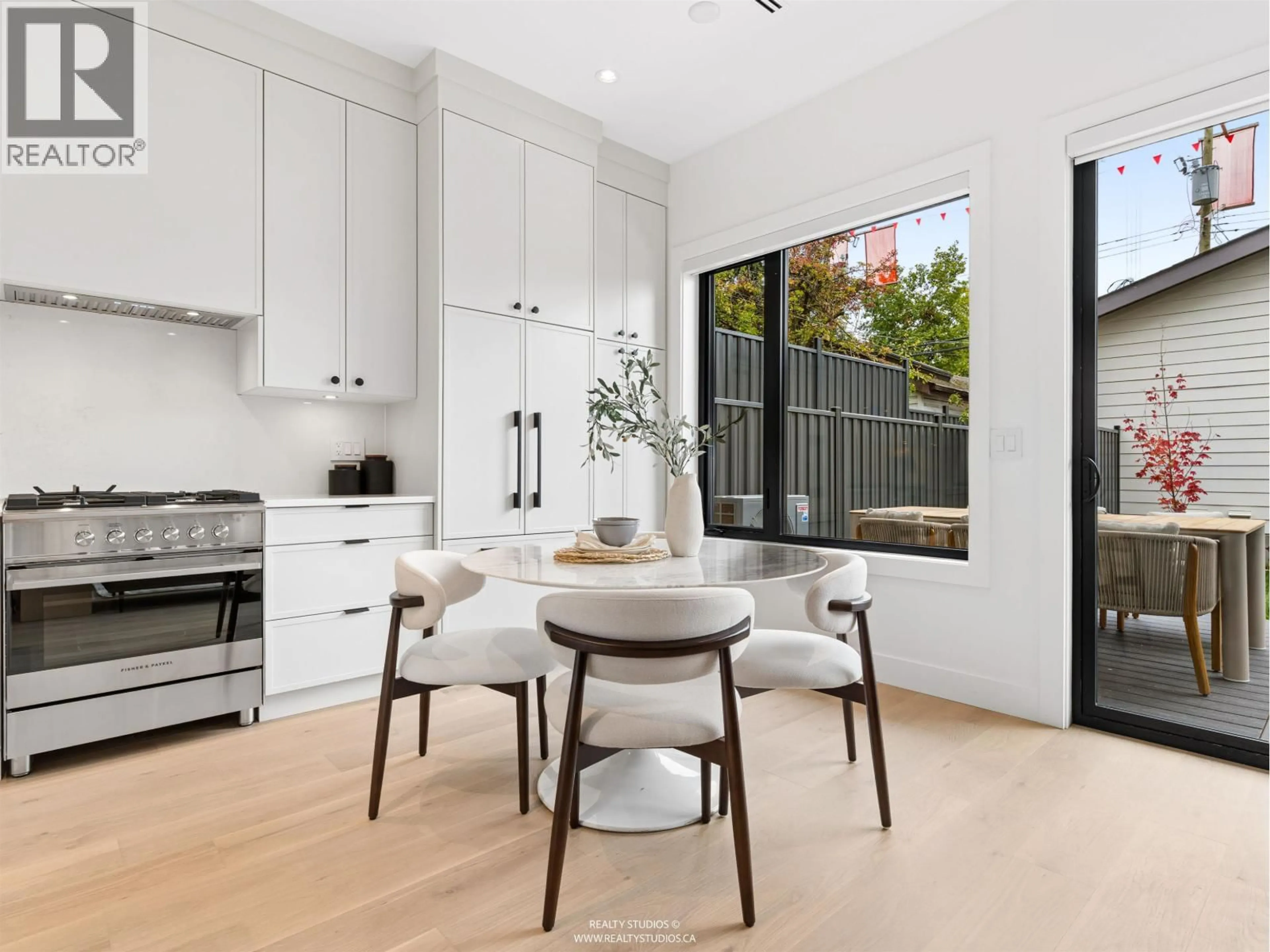 Contemporary kitchen, unknown for 2 - 1986 8TH AVENUE, Vancouver British Columbia V5N1V1