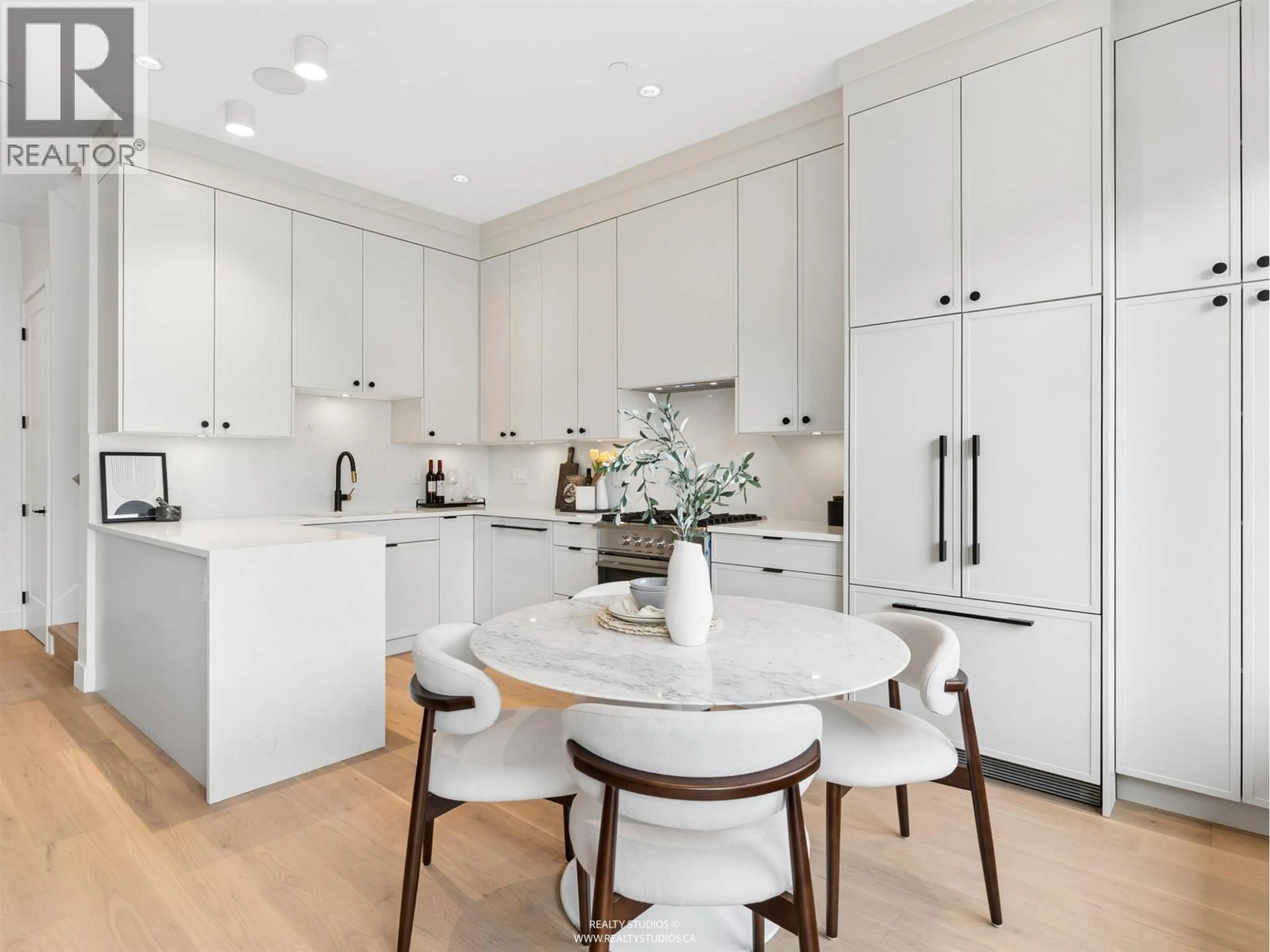 Contemporary kitchen, unknown for 2 - 1986 8TH AVENUE, Vancouver British Columbia V5N1V1