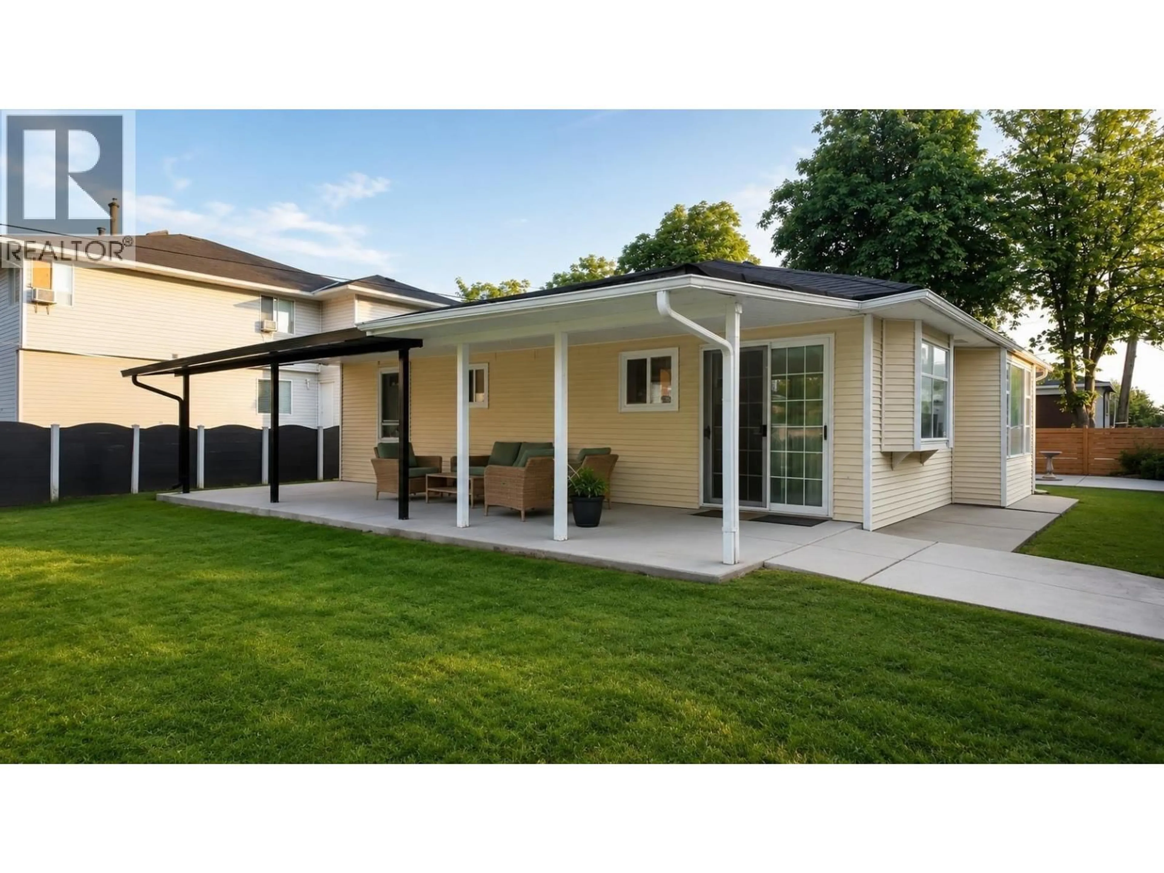 Home with vinyl exterior material, street for 309 JOHNSTON STREET, New Westminster British Columbia V3M5H4