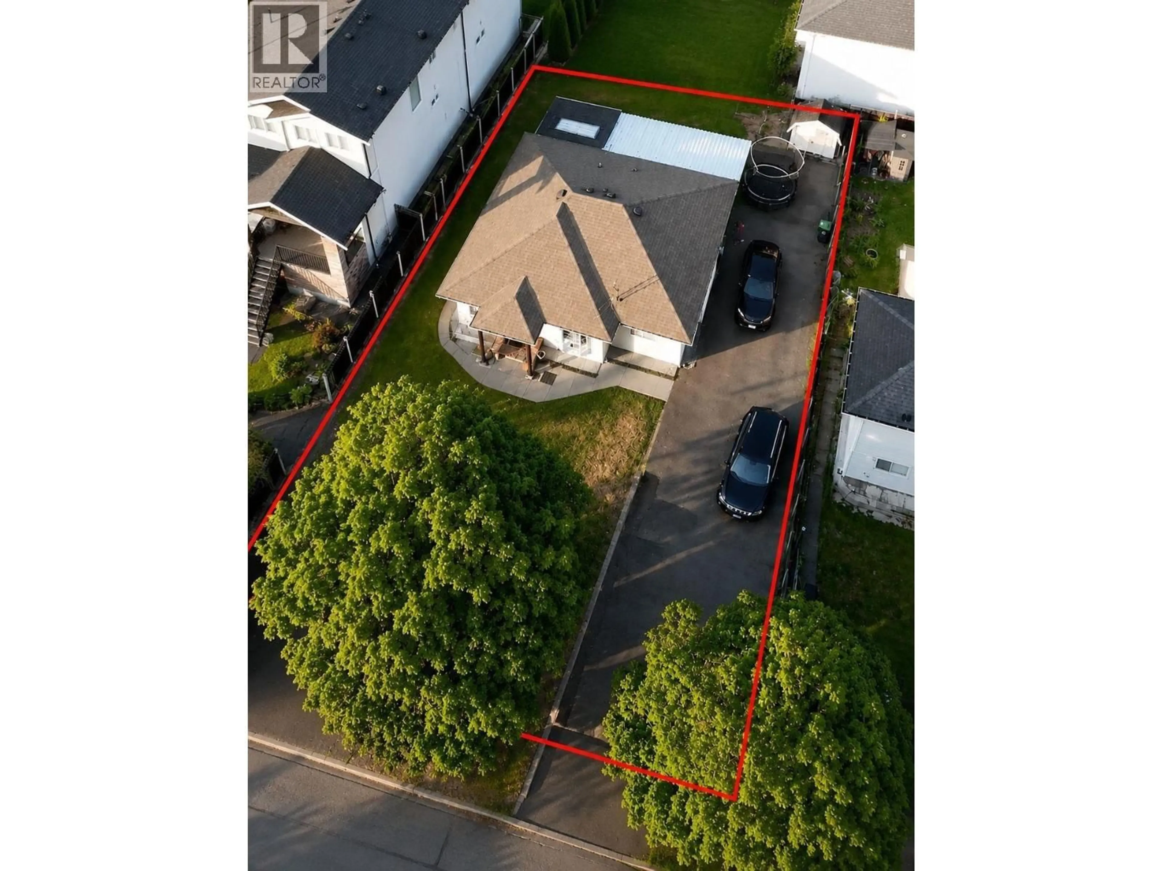 A pic from outside/outdoor area/front of a property/back of a property/a pic from drone, street for 309 JOHNSTON STREET, New Westminster British Columbia V3M5H4