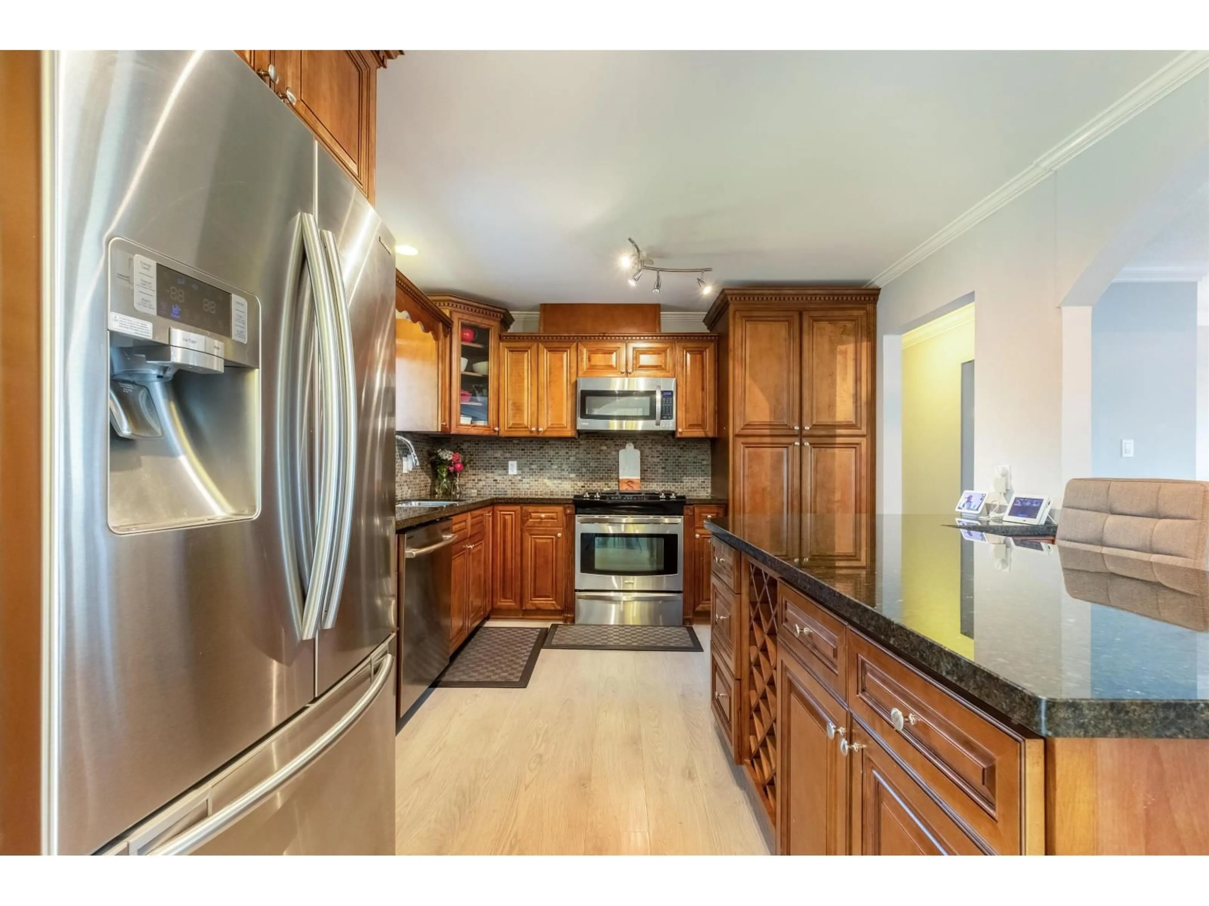 Open concept kitchen, unknown for 14917 92 AVENUE, Surrey British Columbia V3R1B9
