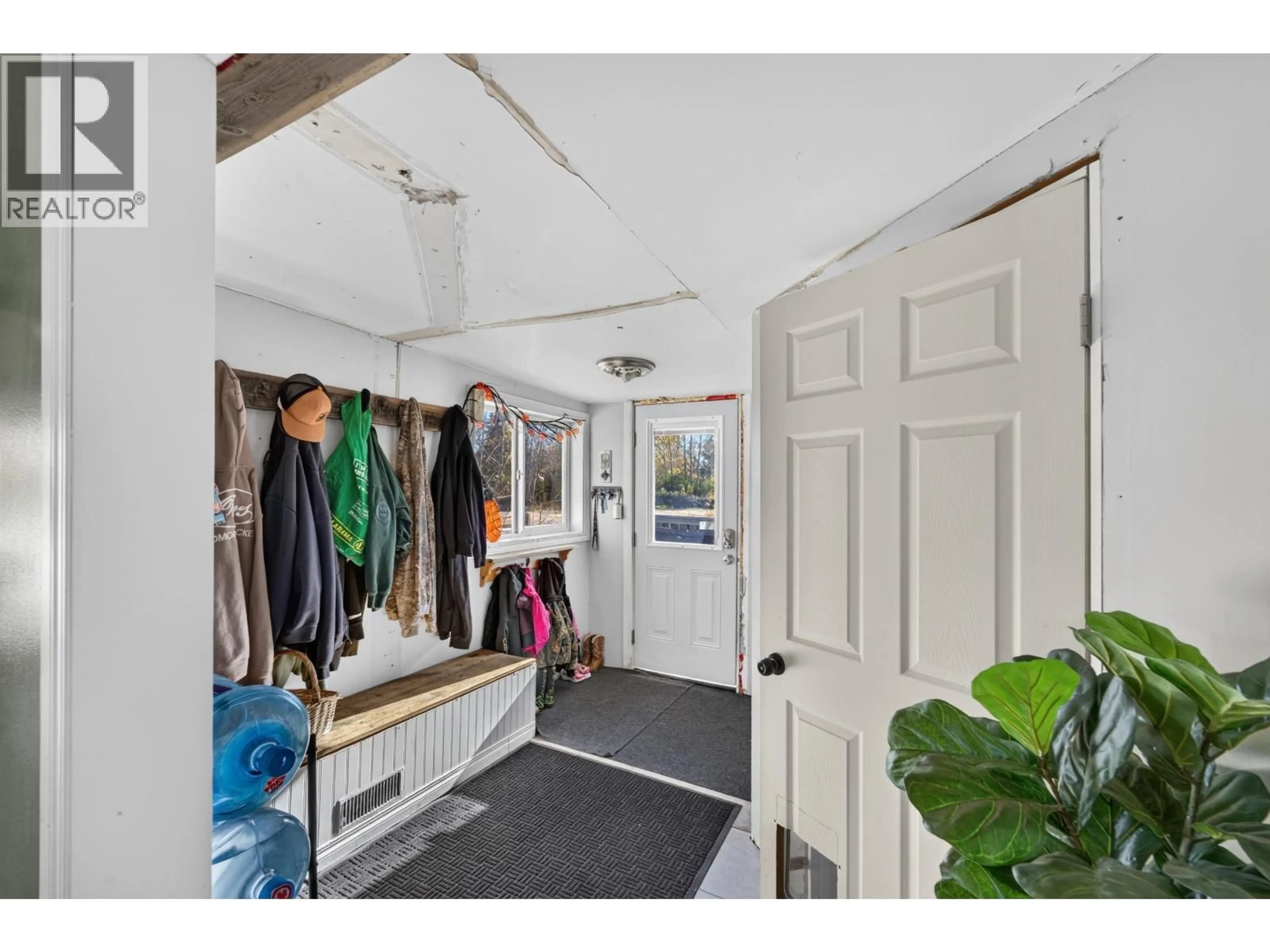 Indoor entryway for 9961 HOLLY STREET, Fort St. John British Columbia V1J8A8