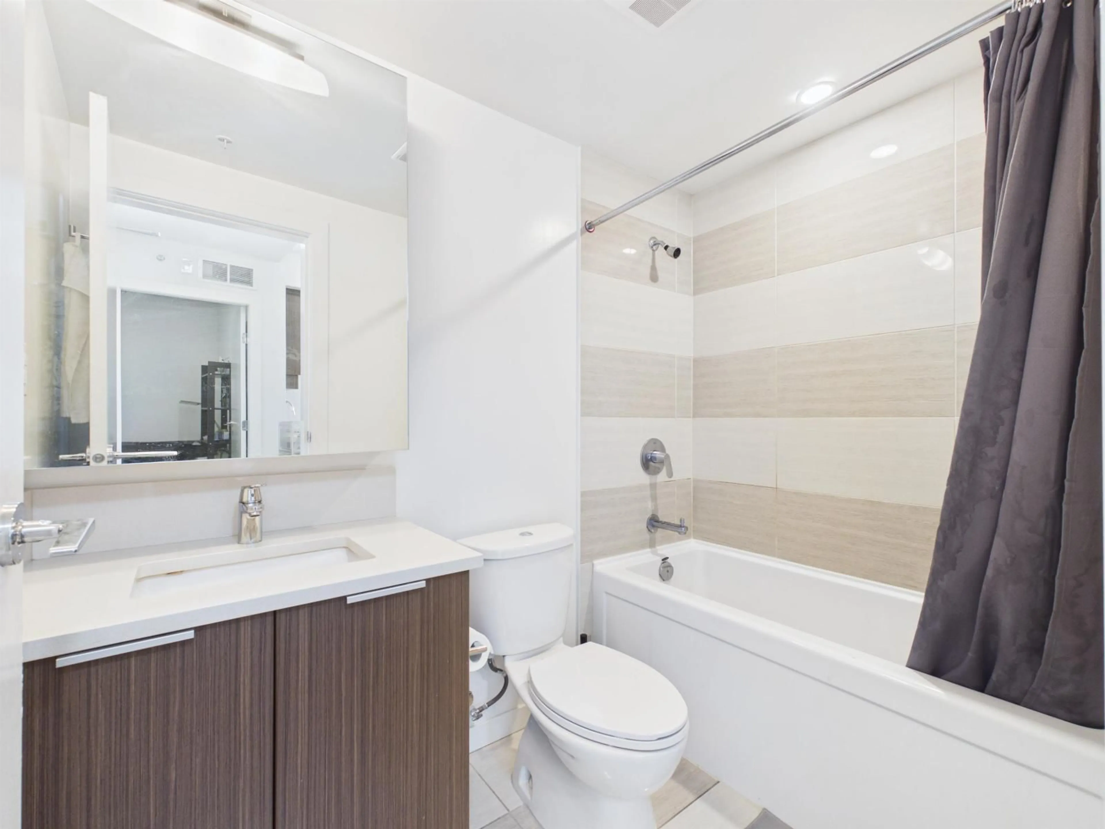 Standard bathroom, unknown for 2002 - 13308 CENTRAL AVENUE, Surrey British Columbia V3T0M4