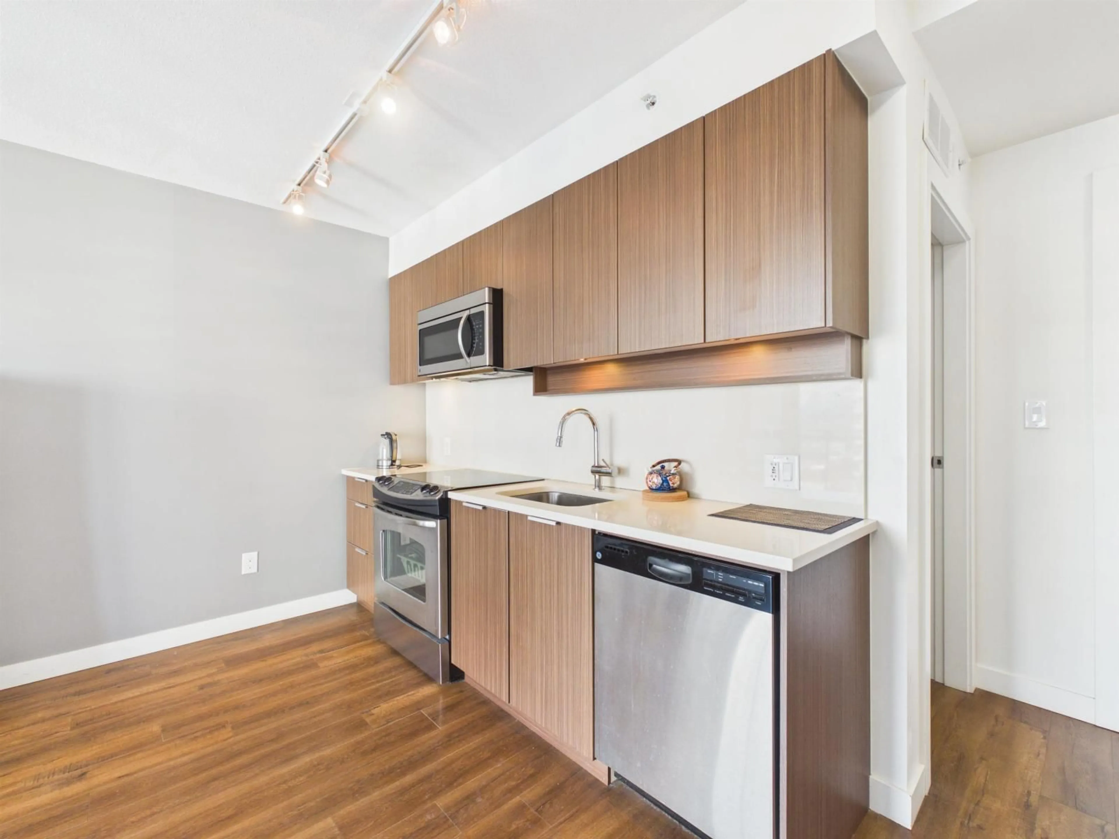 Standard kitchen, wood/laminate floor for 2002 - 13308 CENTRAL AVENUE, Surrey British Columbia V3T0M4