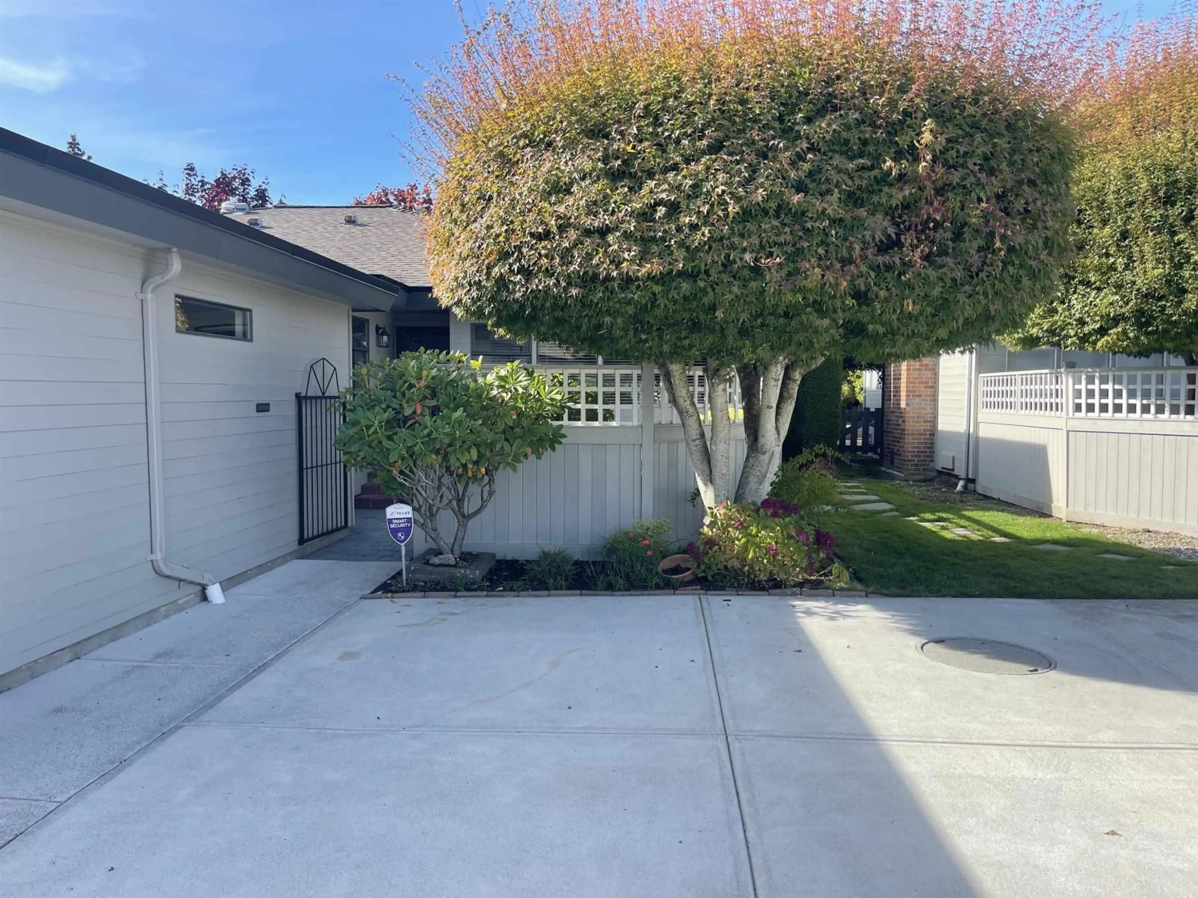 A pic from outside/outdoor area/front of a property/back of a property/a pic from drone, street for 2 - 14217 18A AVENUE, Surrey British Columbia V4A7N8