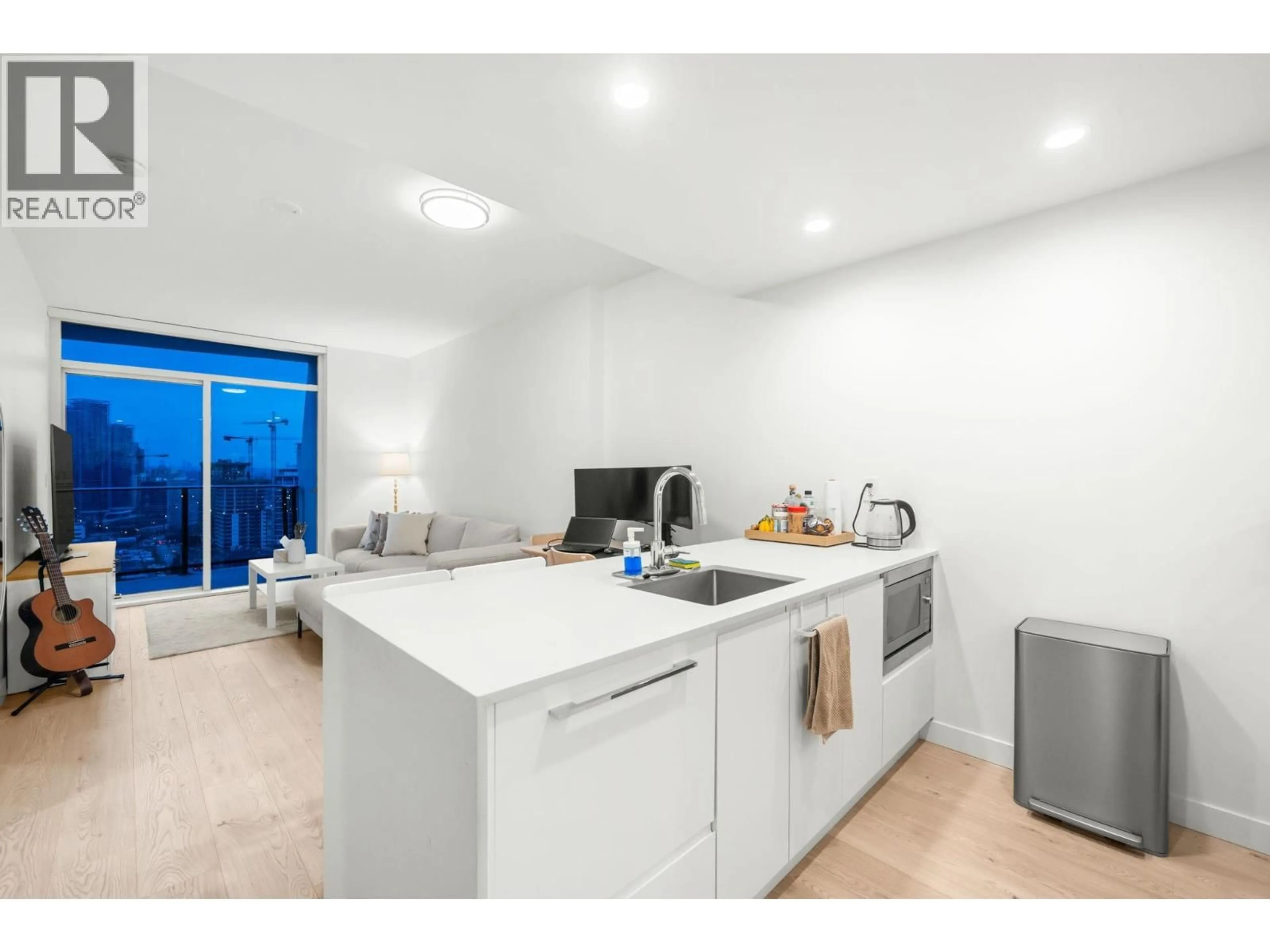 Standard kitchen, unknown for 2607 2181 MADISON AVENUE, Burnaby British Columbia V5C0N4