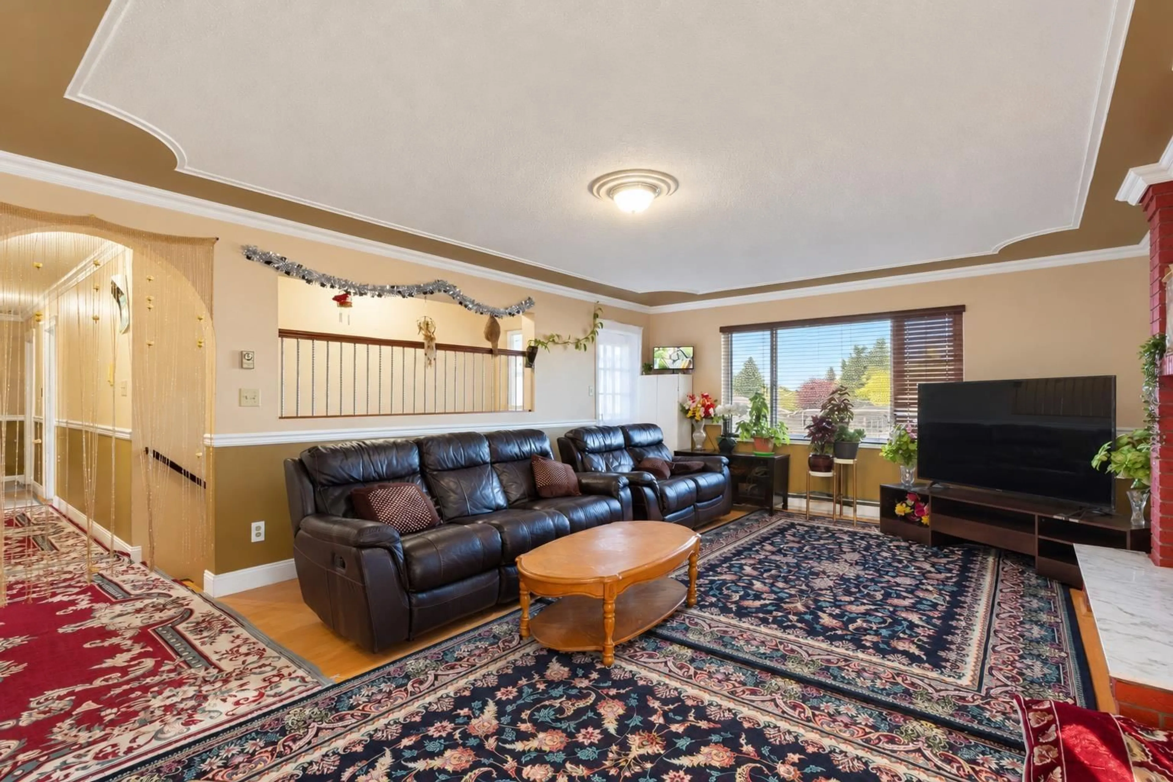 Living room with furniture, carpet floor for 12302 68 AVENUE, Surrey British Columbia V3W2C8