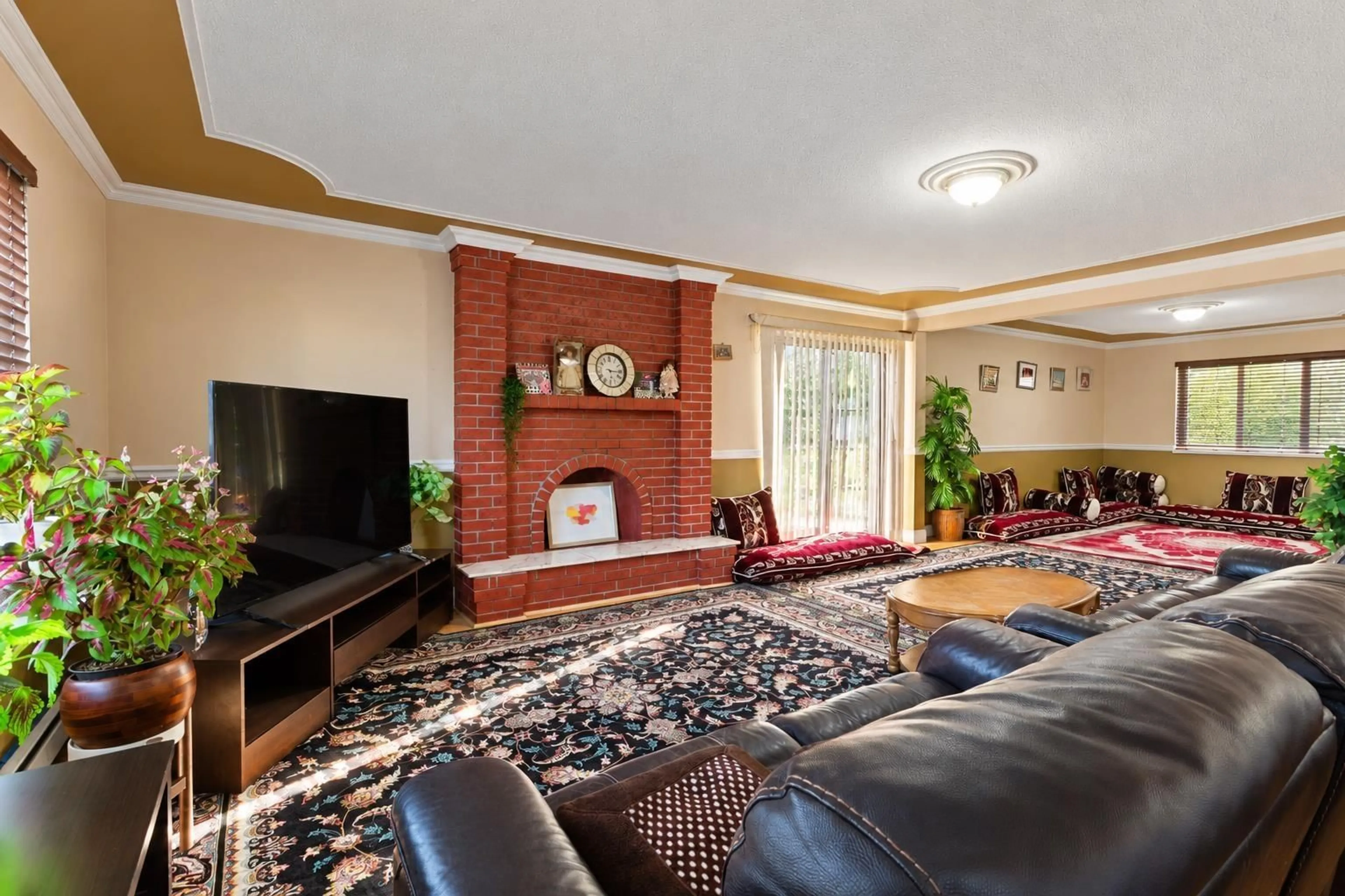 Living room with furniture, unknown for 12302 68 AVENUE, Surrey British Columbia V3W2C8