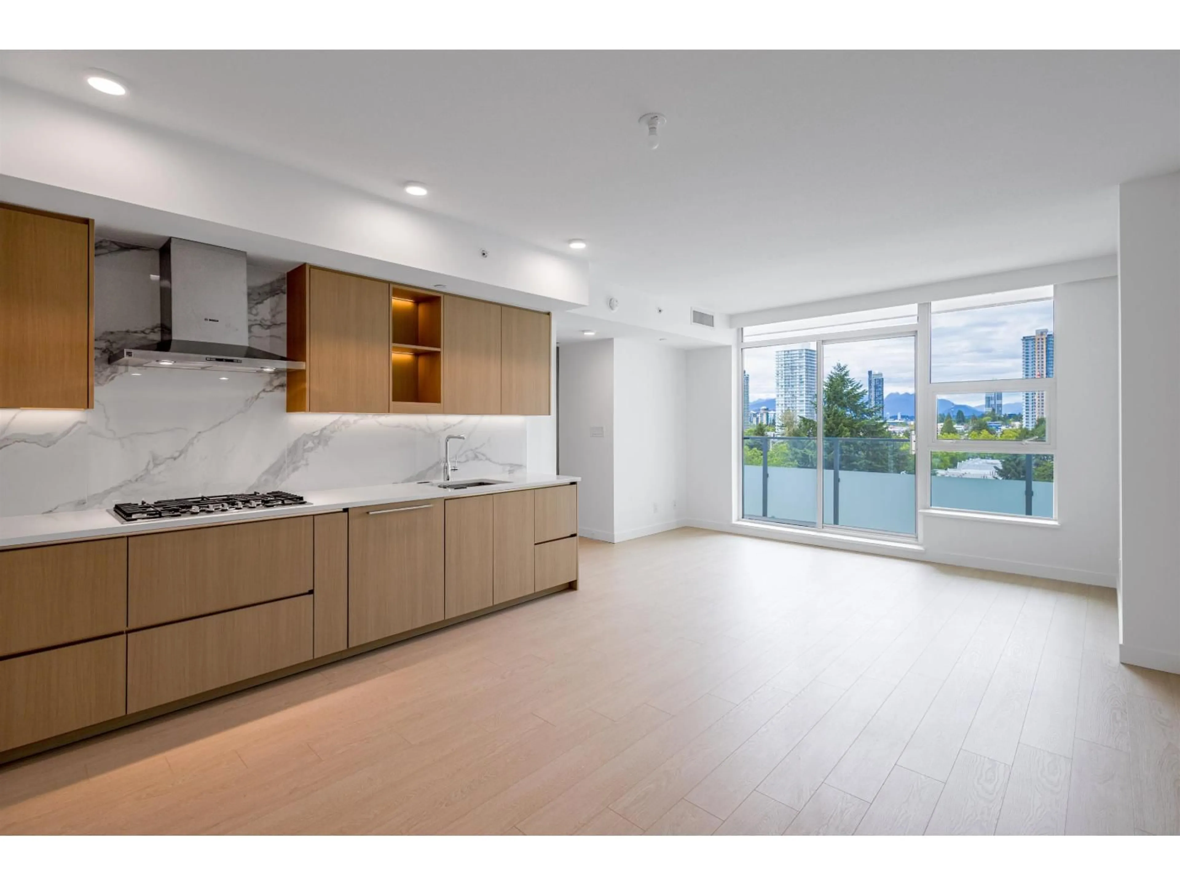 Open concept kitchen, ceramic/tile floor for 909 - 13768 100 AVENUE, Surrey British Columbia V3T0V2