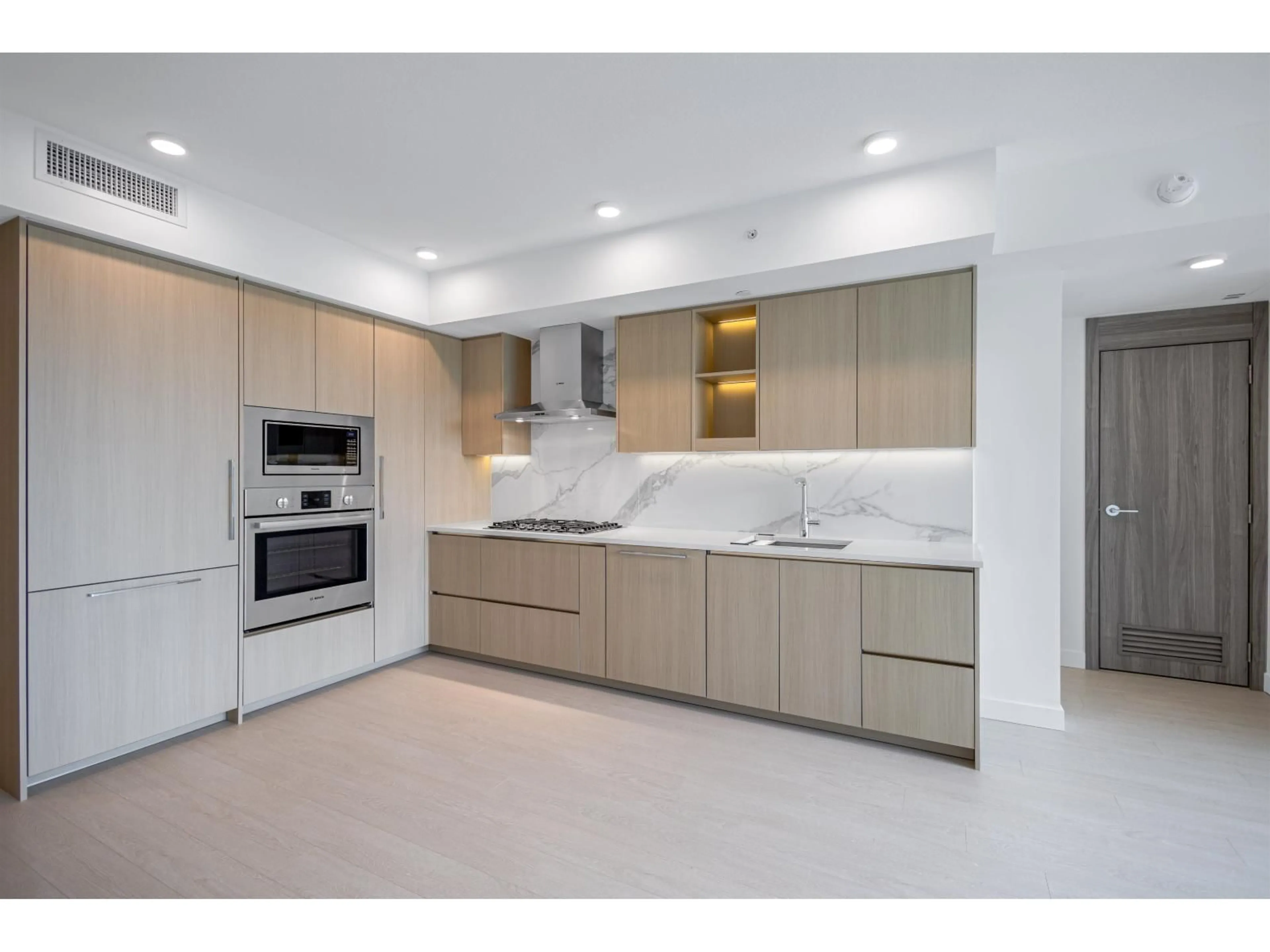 Open concept kitchen, ceramic/tile floor for 909 - 13768 100 AVENUE, Surrey British Columbia V3T0V2
