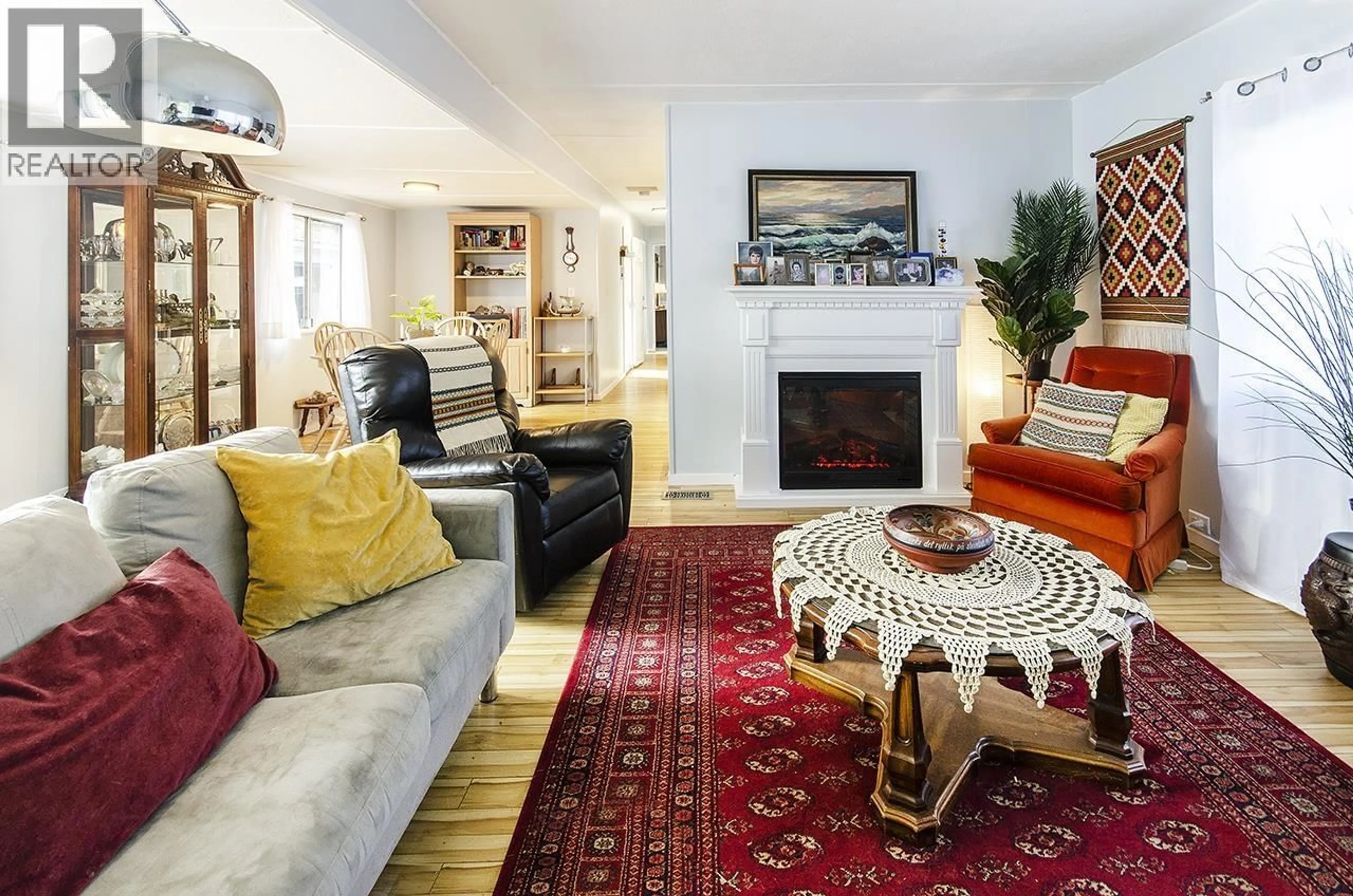 Living room with furniture, carpet floor for 227 TOMAHAWK AVENUE, West Vancouver British Columbia V7P1C4