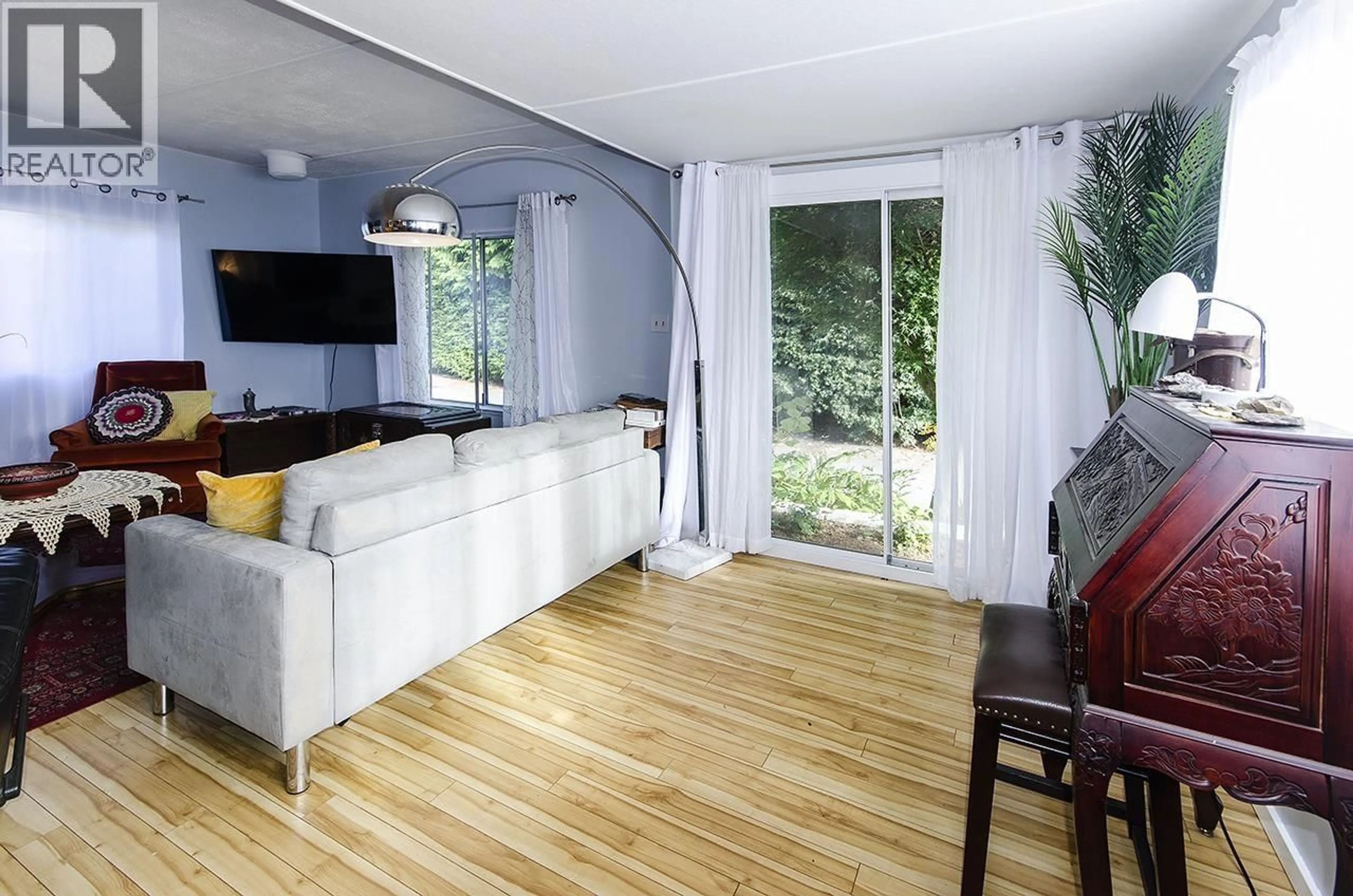 Living room with furniture, wood/laminate floor for 227 TOMAHAWK AVENUE, West Vancouver British Columbia V7P1C4