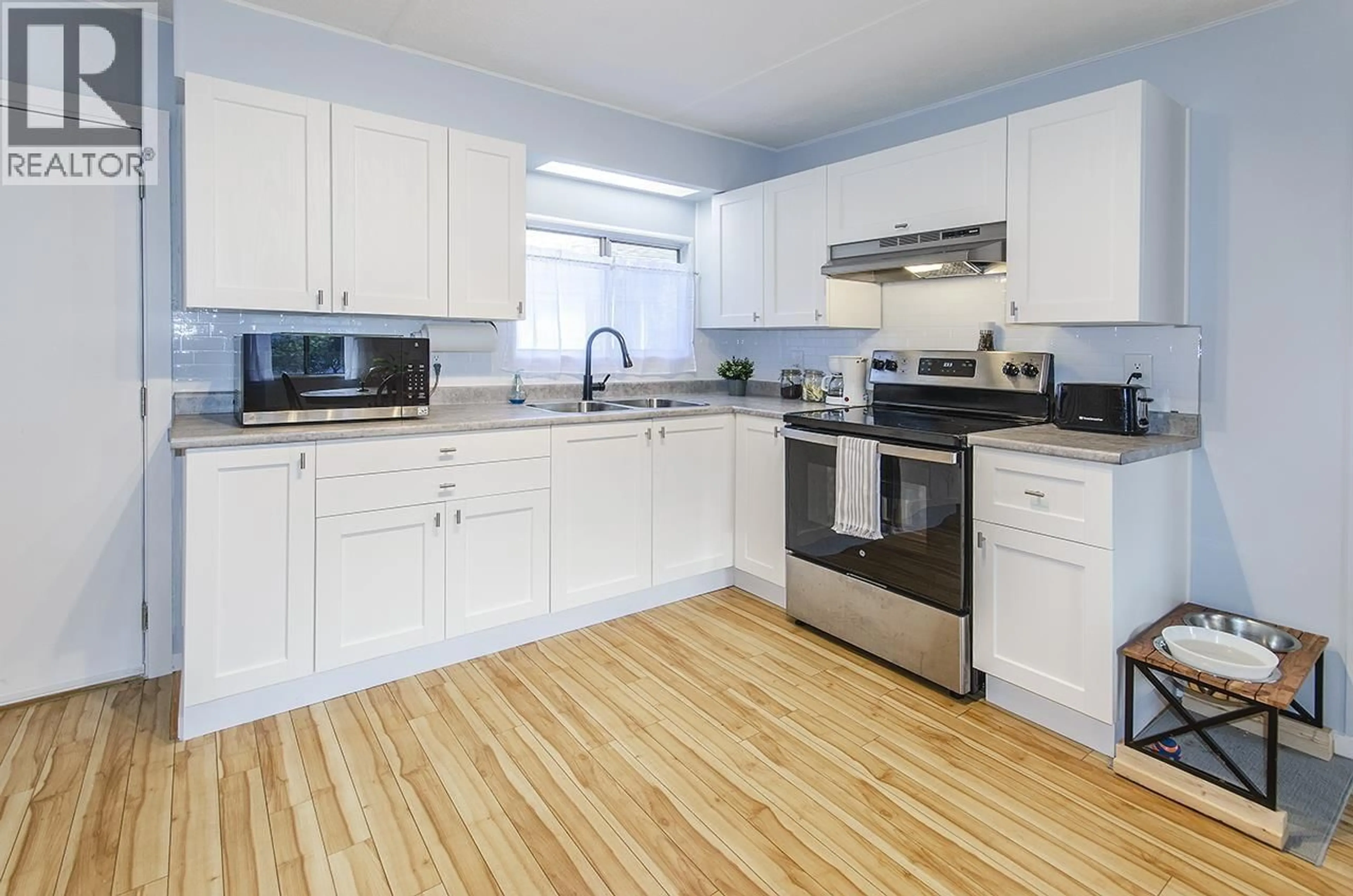 Standard kitchen, wood/laminate floor for 227 TOMAHAWK AVENUE, West Vancouver British Columbia V7P1C4