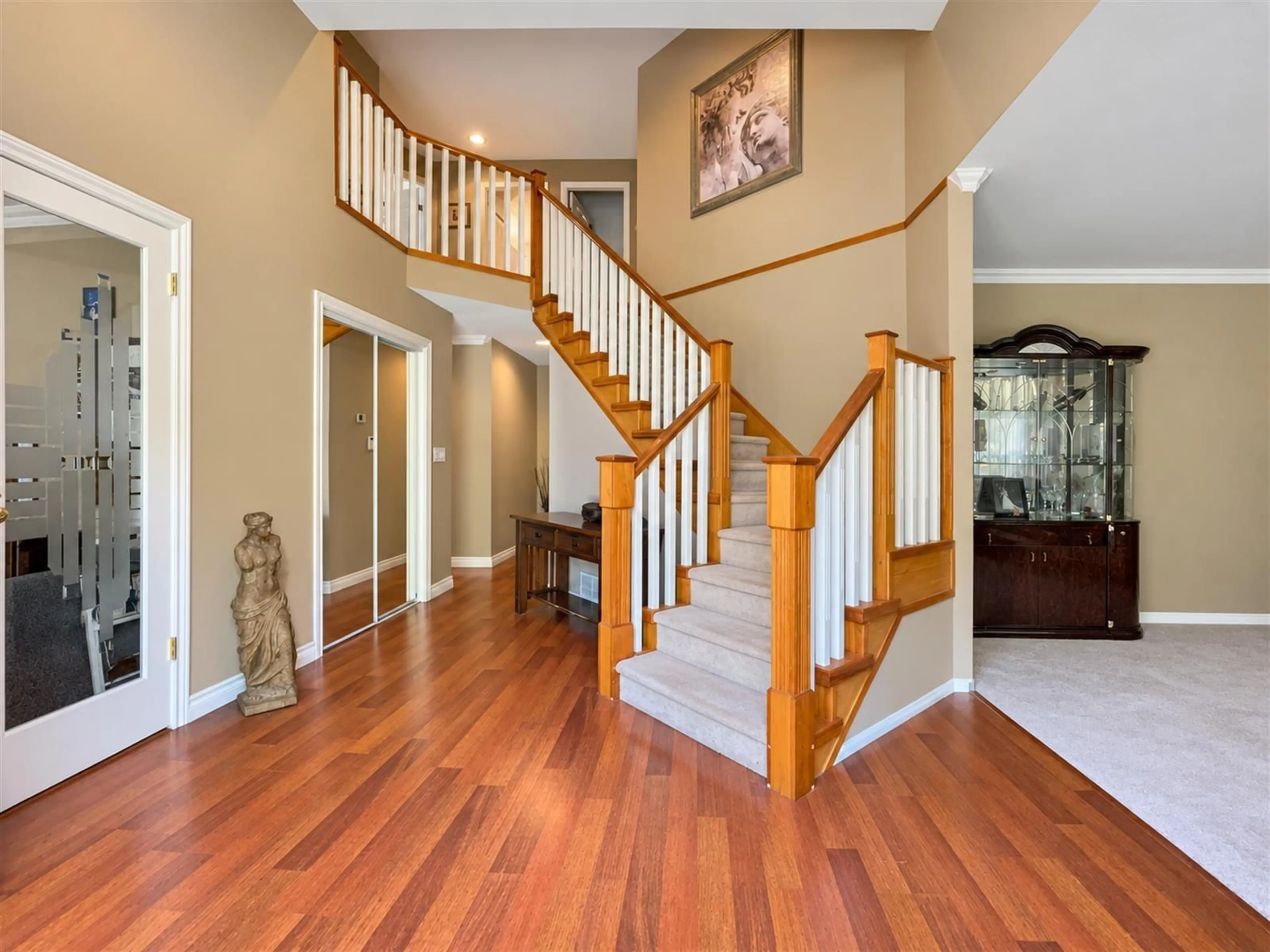 Indoor entryway for 8055 144TH STREET, Surrey British Columbia V3W5T3