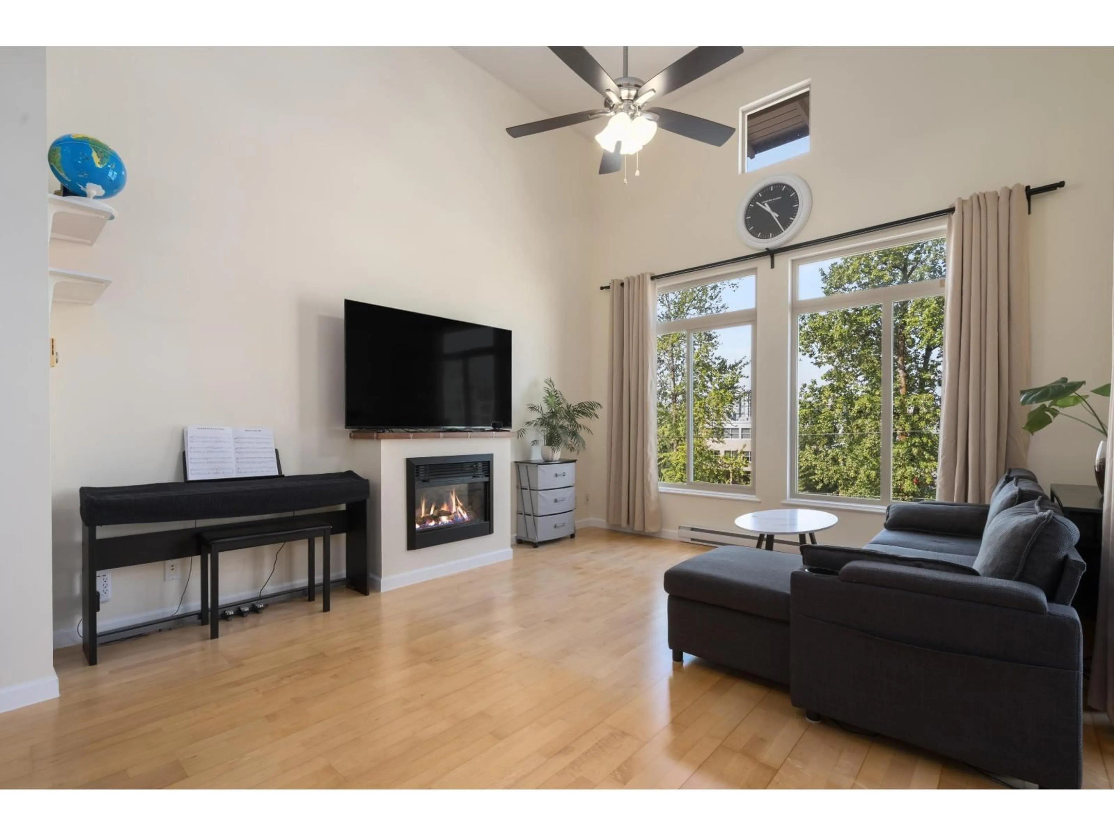 Living room with furniture, wood/laminate floor for 418 - 10180 153 STREET, Surrey British Columbia V3R0B5