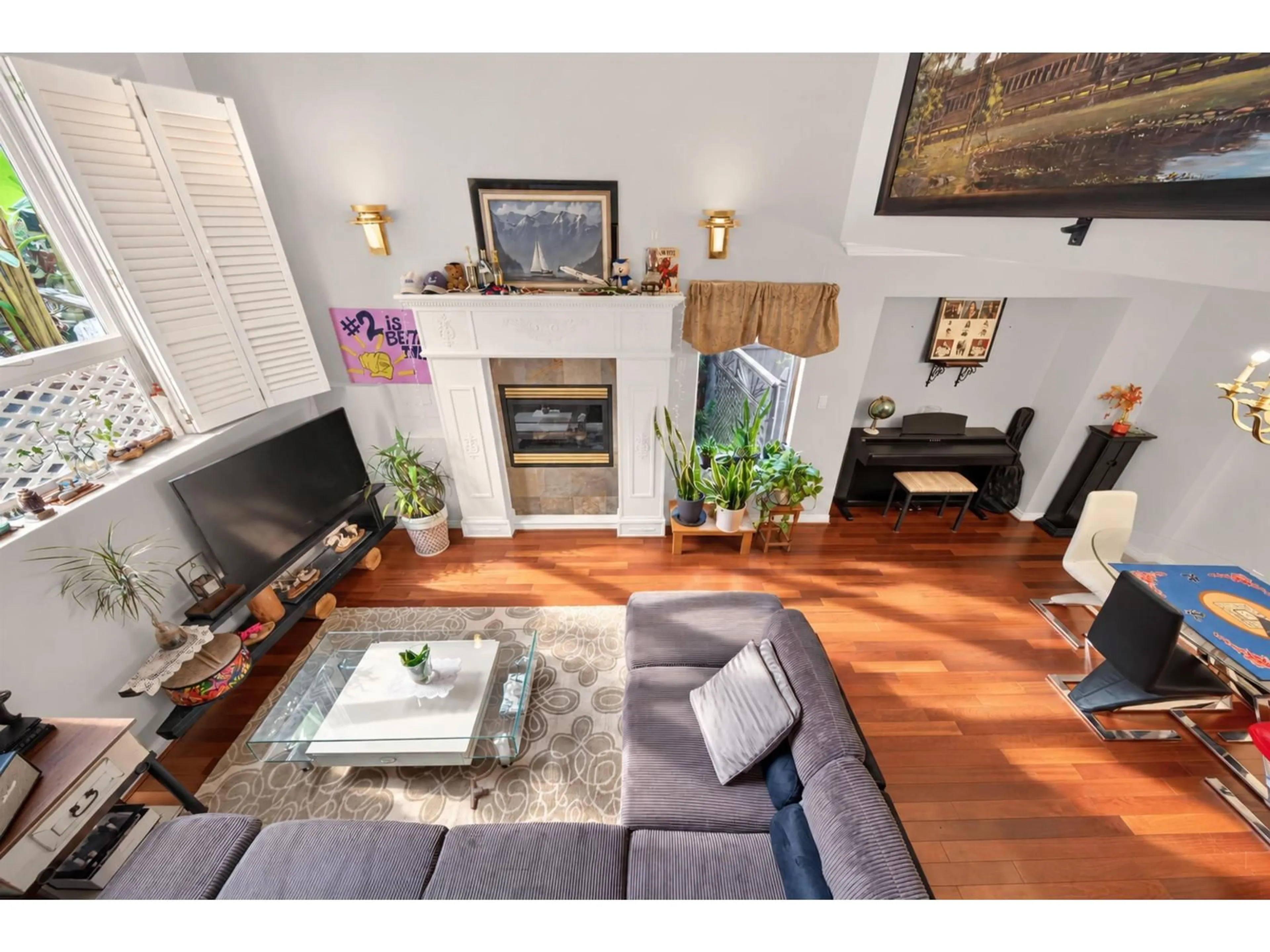 Living room with furniture, wood/laminate floor for 10462 WILTSHIRE BOULEVARD, Delta British Columbia V4C8G6