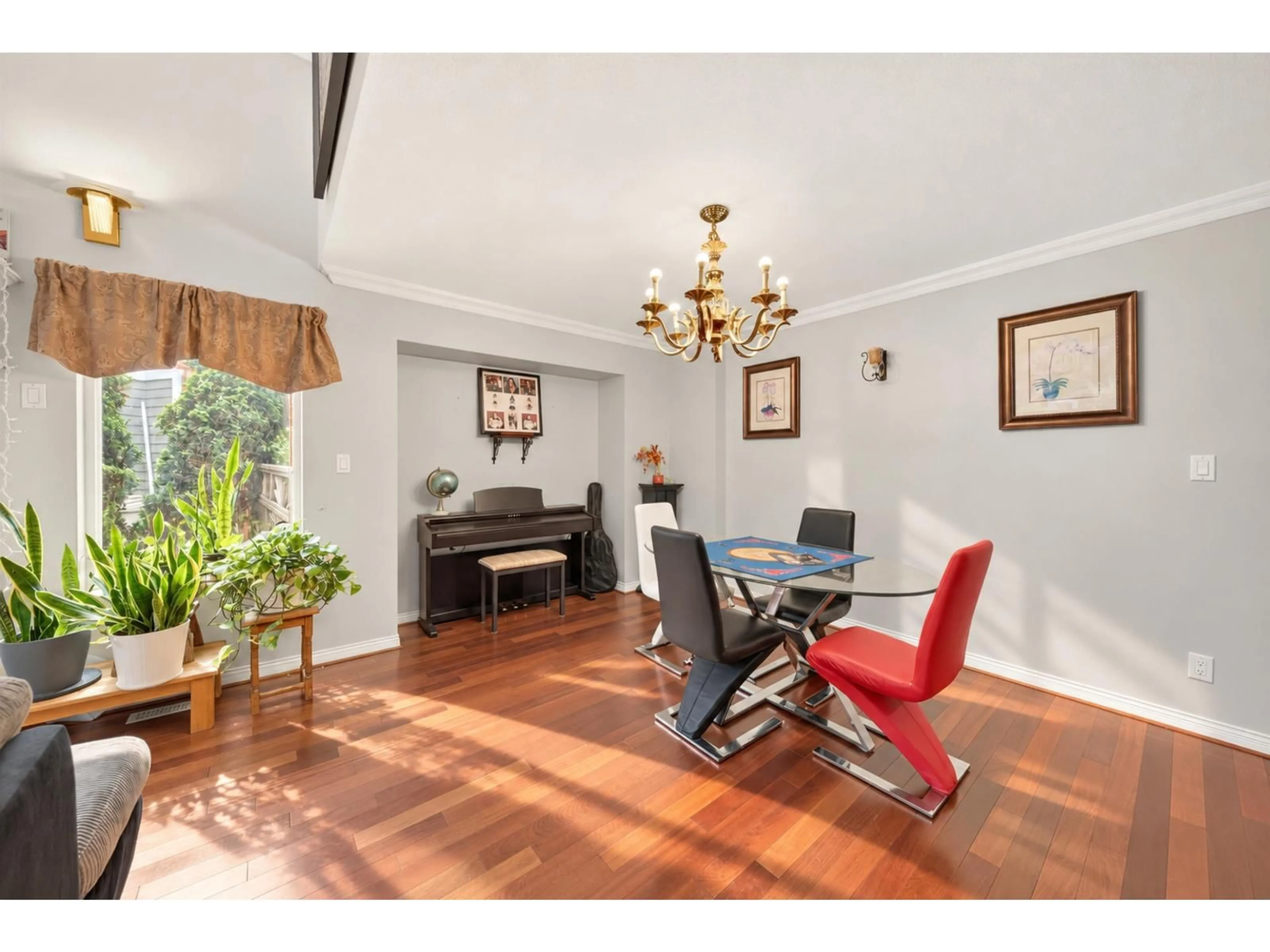 Dining room, wood/laminate floor for 10462 WILTSHIRE BOULEVARD, Delta British Columbia V4C8G6