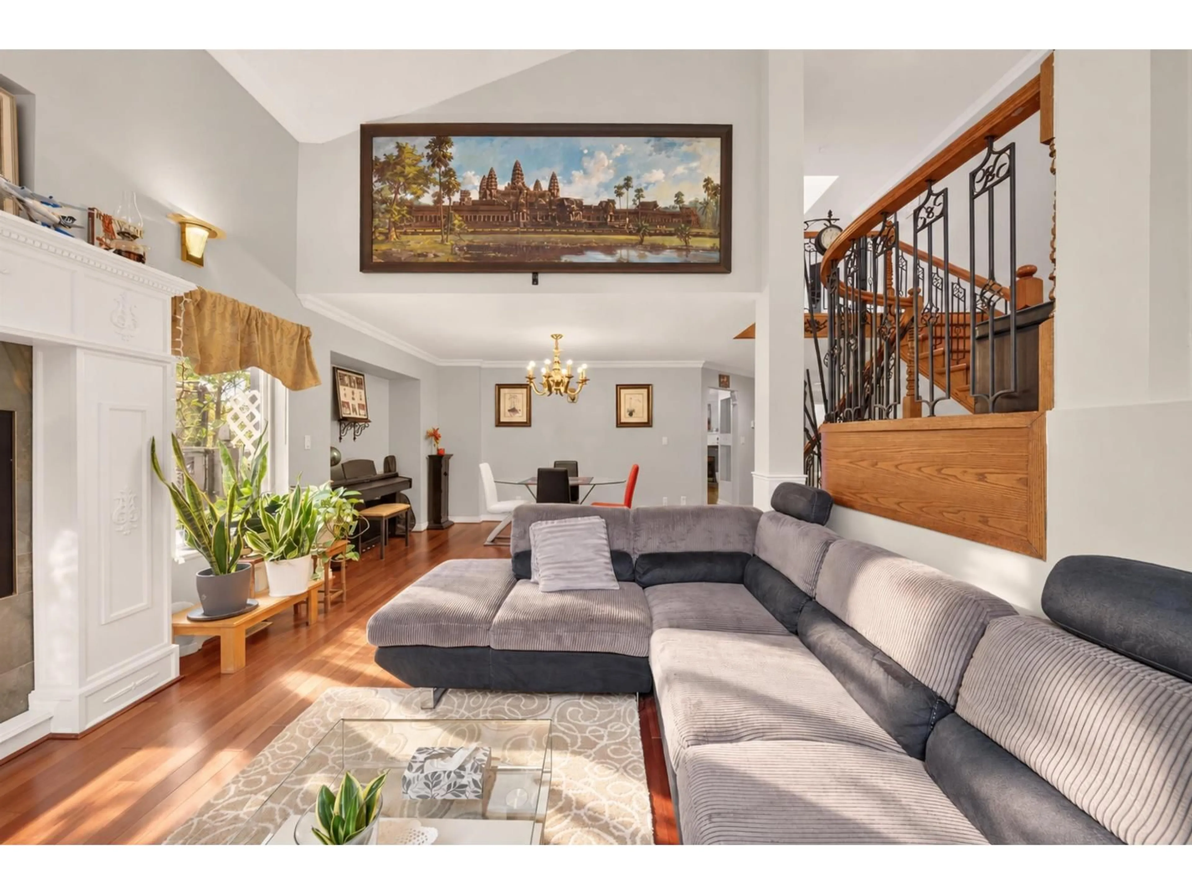 Living room with furniture, wood/laminate floor for 10462 WILTSHIRE BOULEVARD, Delta British Columbia V4C8G6