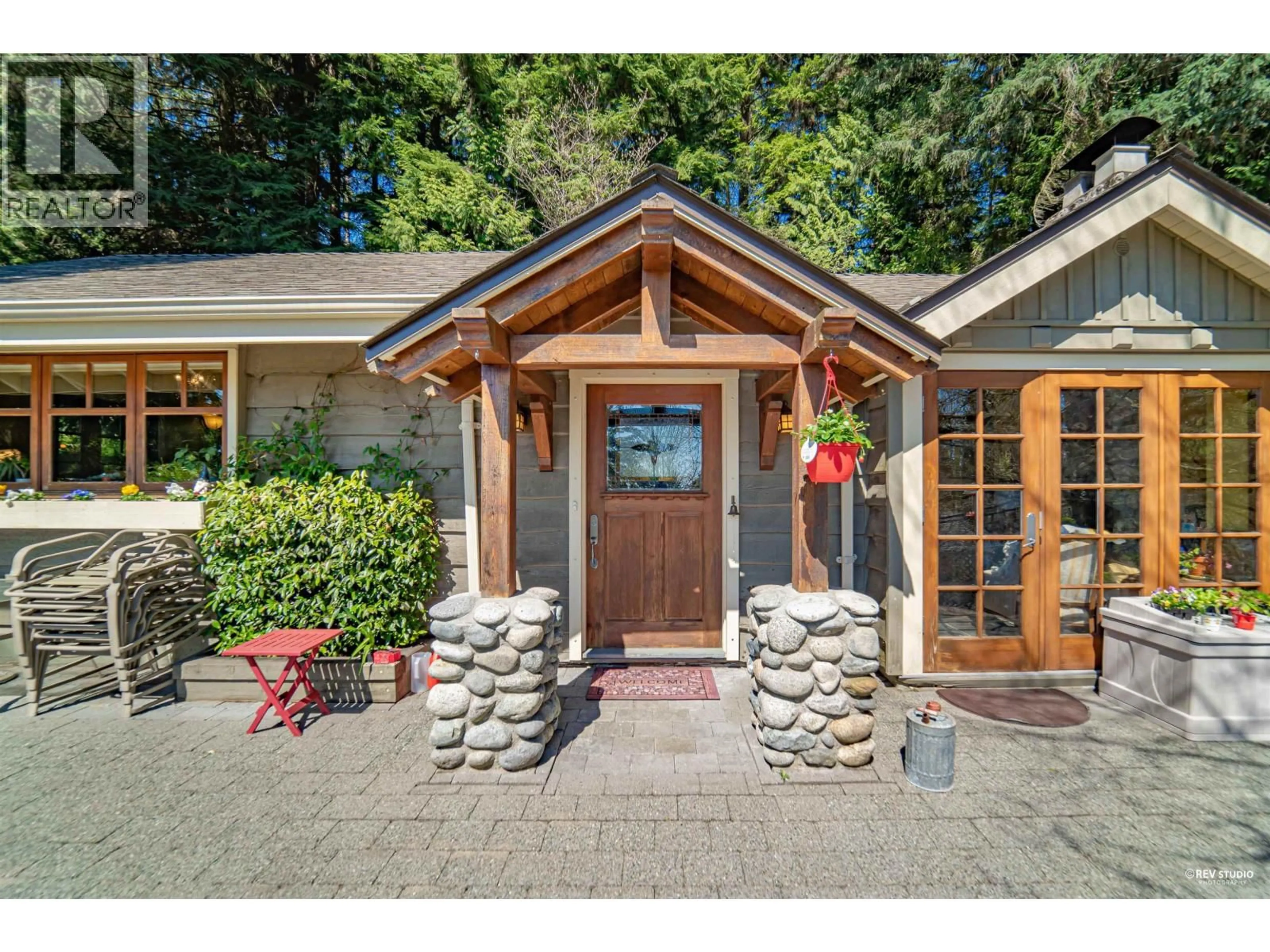 Indoor entryway for 2261 GISBY STREET, West Vancouver British Columbia V7V4N5
