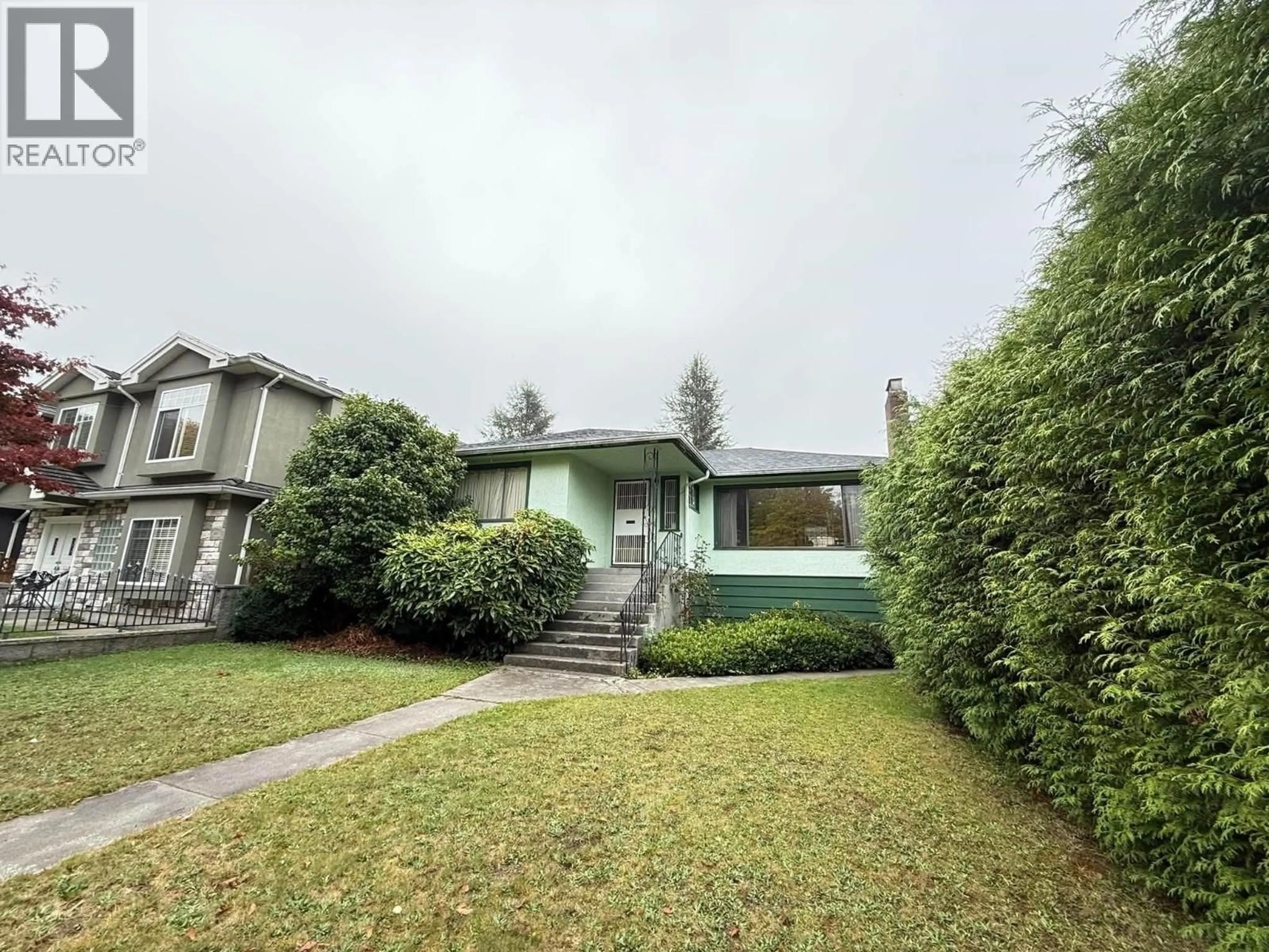 A pic from outside/outdoor area/front of a property/back of a property/a pic from drone, street for 928 31ST AVENUE, Vancouver British Columbia V5V2X4