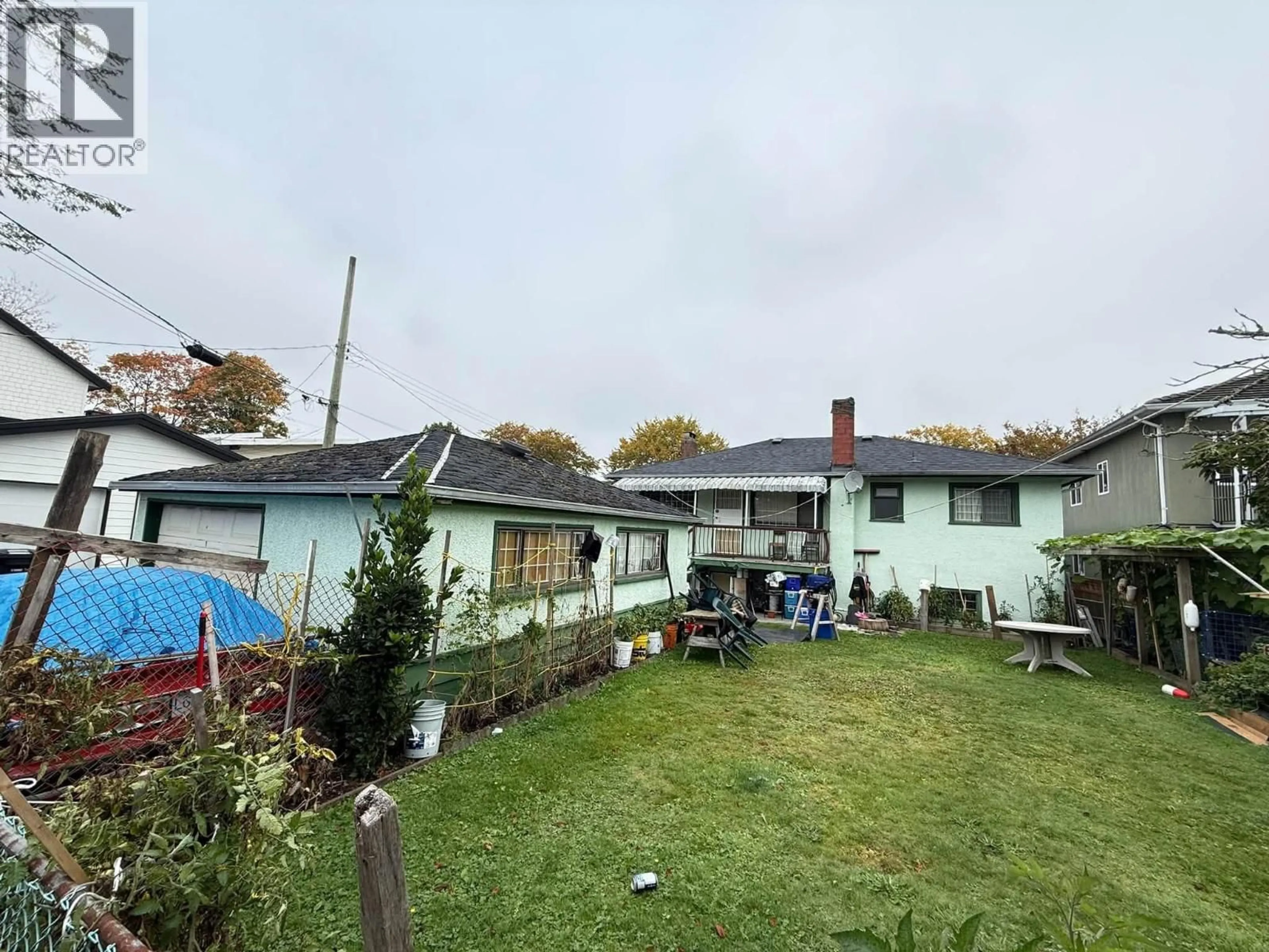 A pic from outside/outdoor area/front of a property/back of a property/a pic from drone, unknown for 928 31ST AVENUE, Vancouver British Columbia V5V2X4