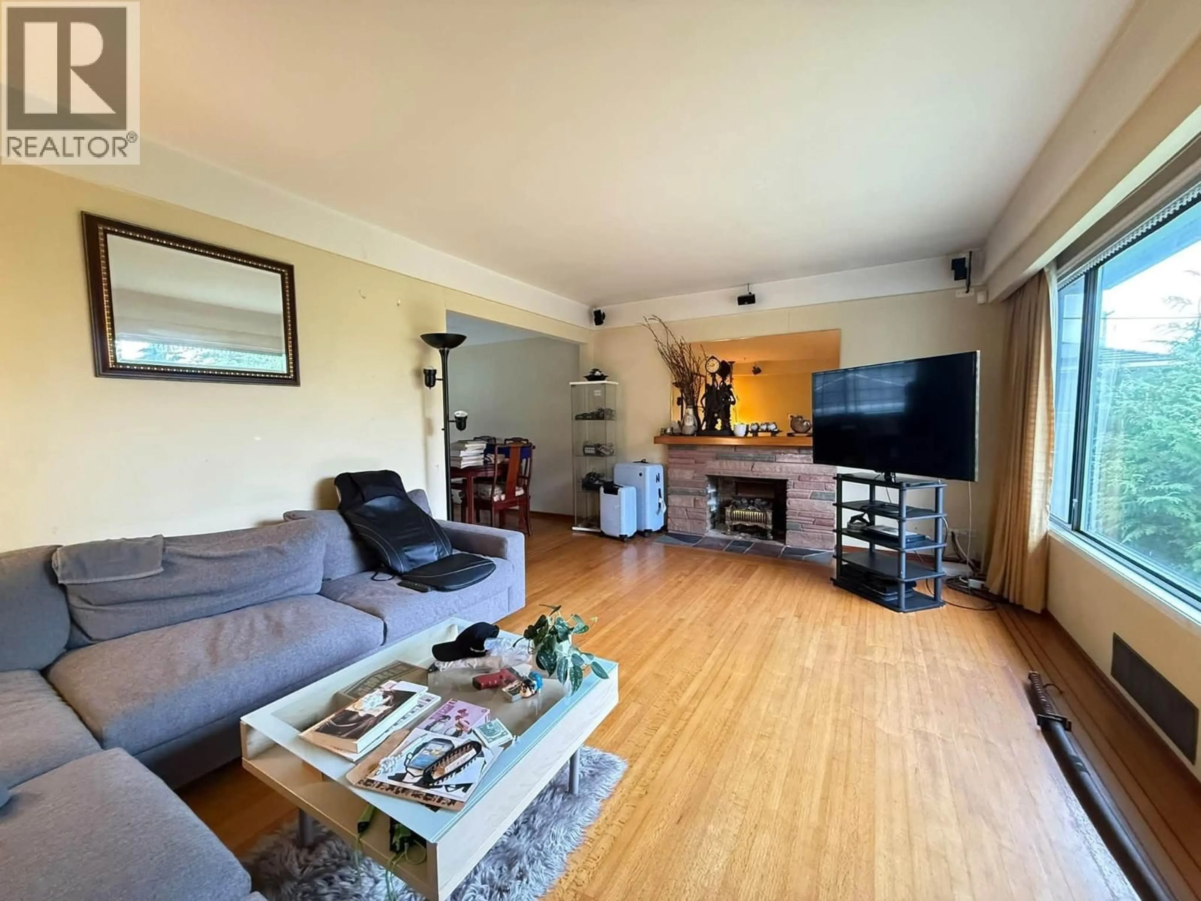 Living room with furniture, wood/laminate floor for 928 31ST AVENUE, Vancouver British Columbia V5V2X4