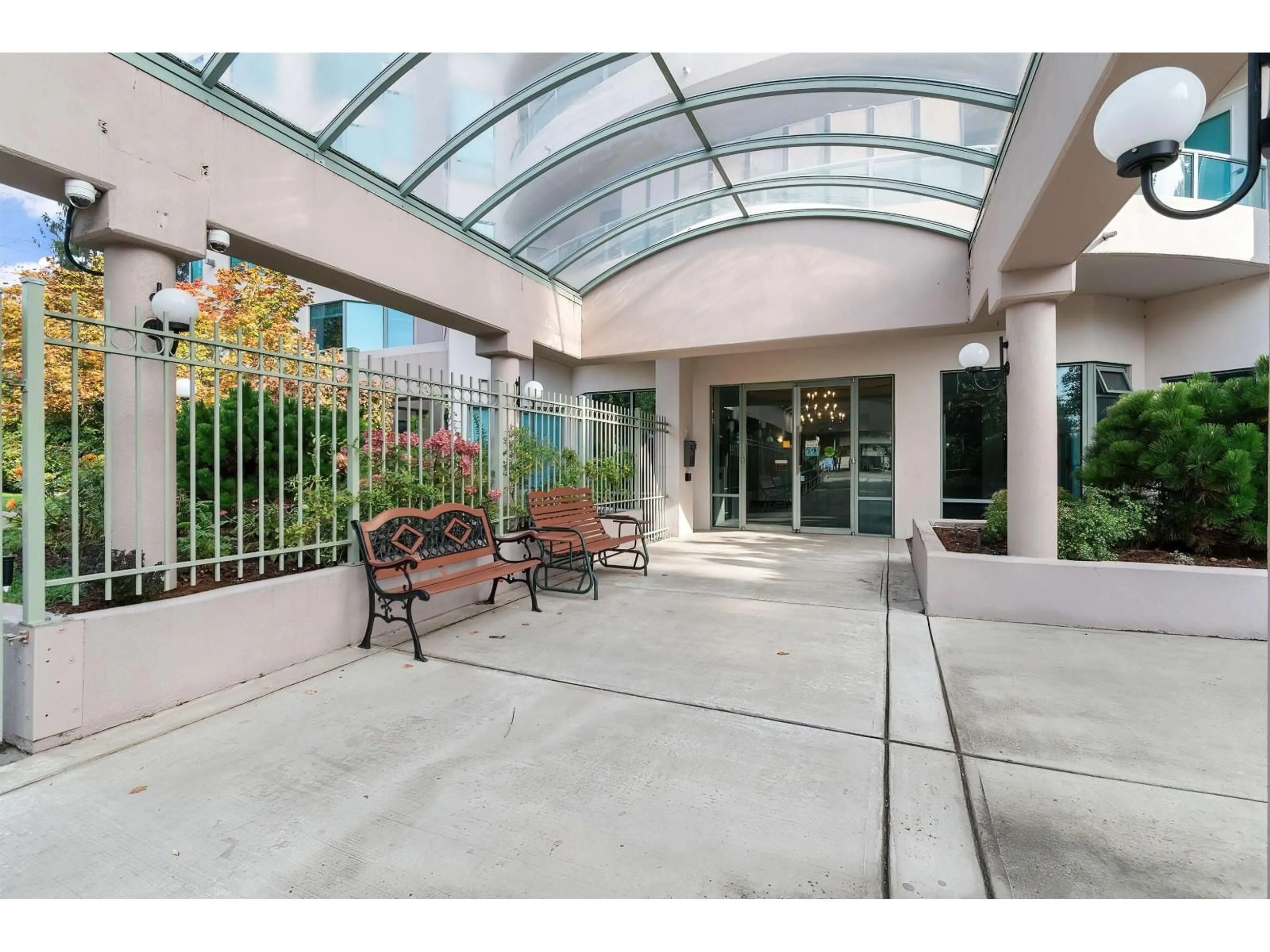 Indoor foyer for 805 - 33065 MILL LAKE ROAD, Abbotsford British Columbia V2S8E6
