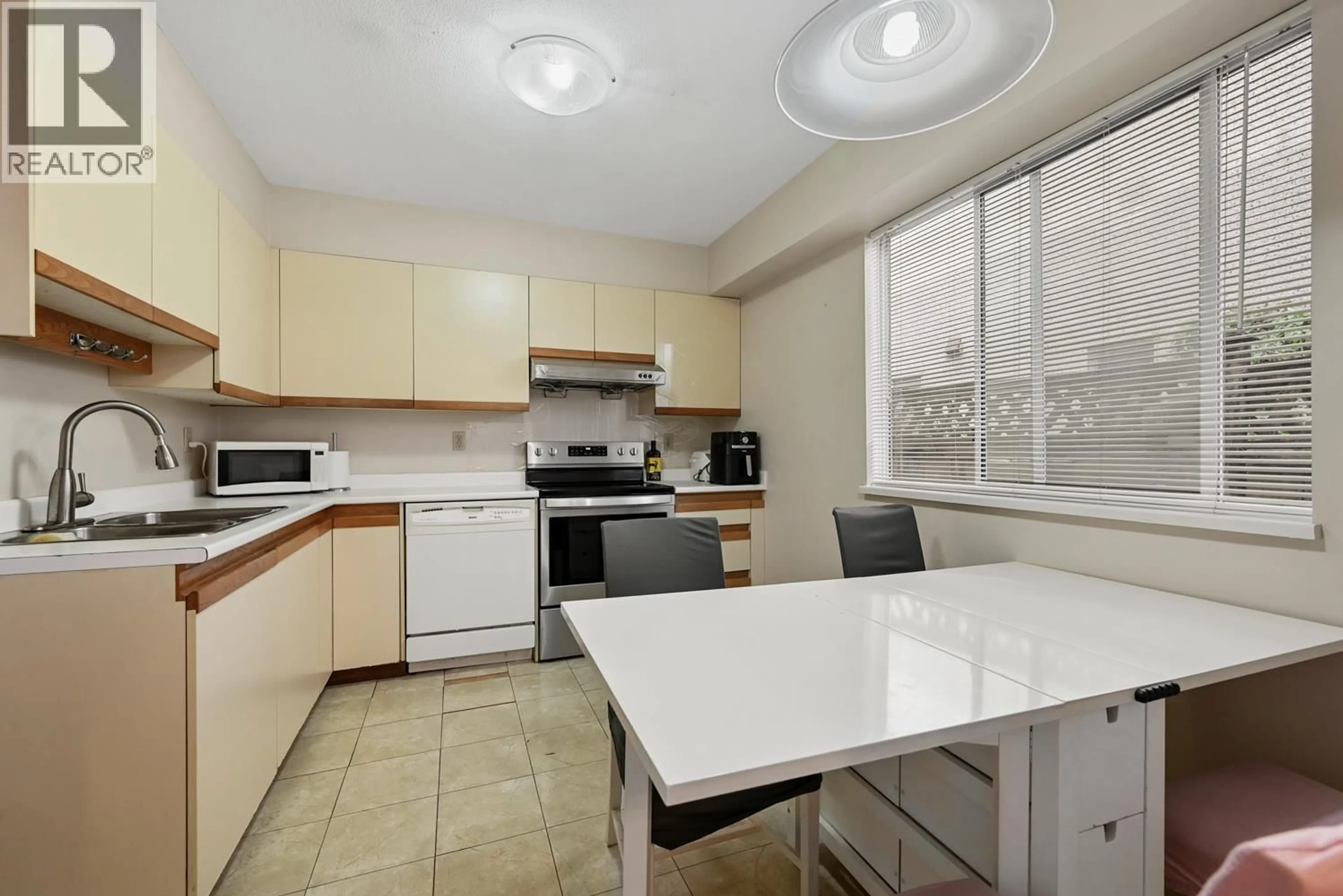 Standard kitchen, unknown for 819 70TH AVENUE, Vancouver British Columbia V6P2X5
