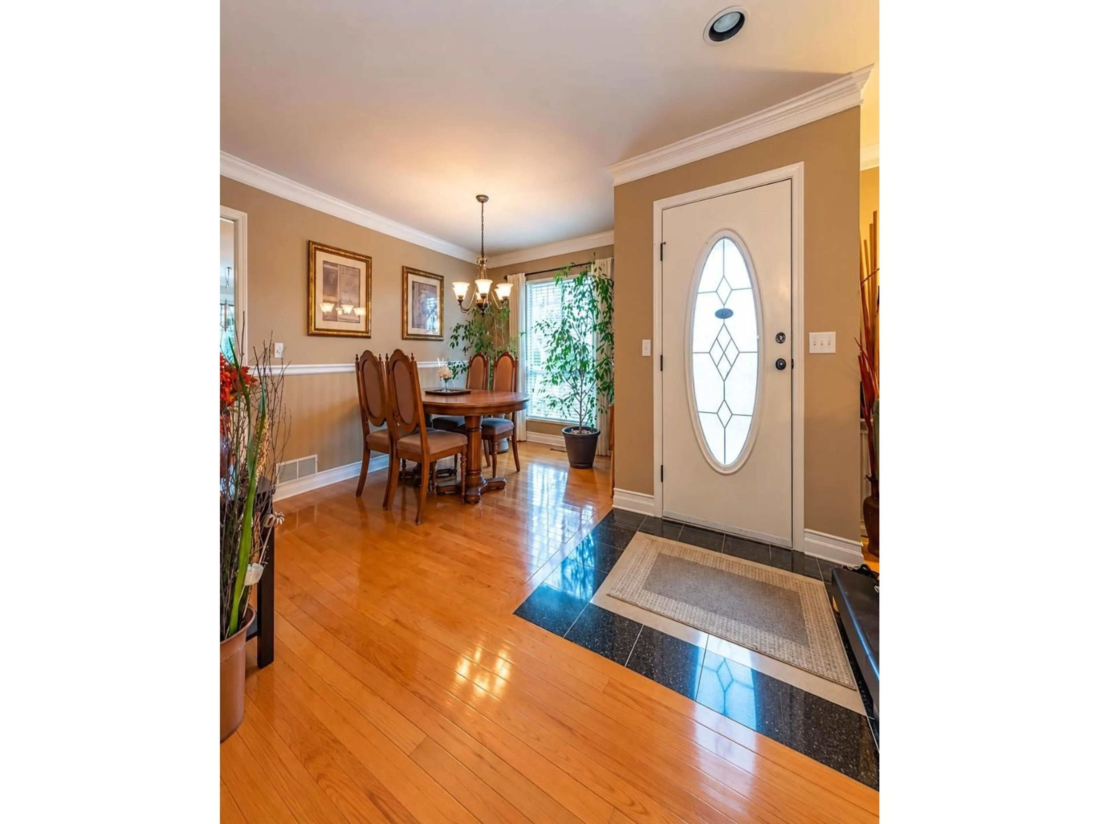 Indoor foyer for 16490 84A AVENUE, Surrey British Columbia V4N3G8