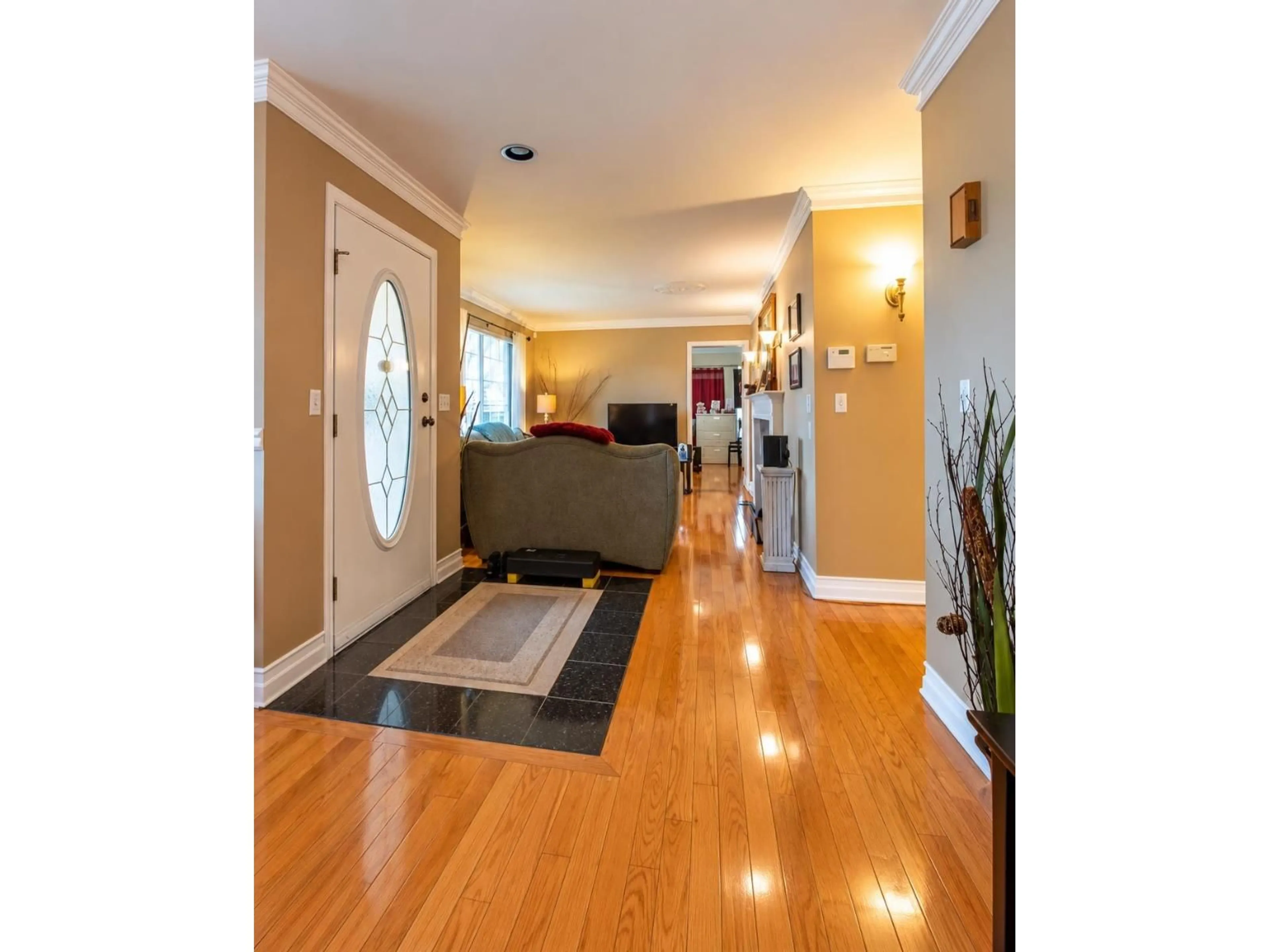 Indoor entryway for 16490 84A AVENUE, Surrey British Columbia V4N3G8
