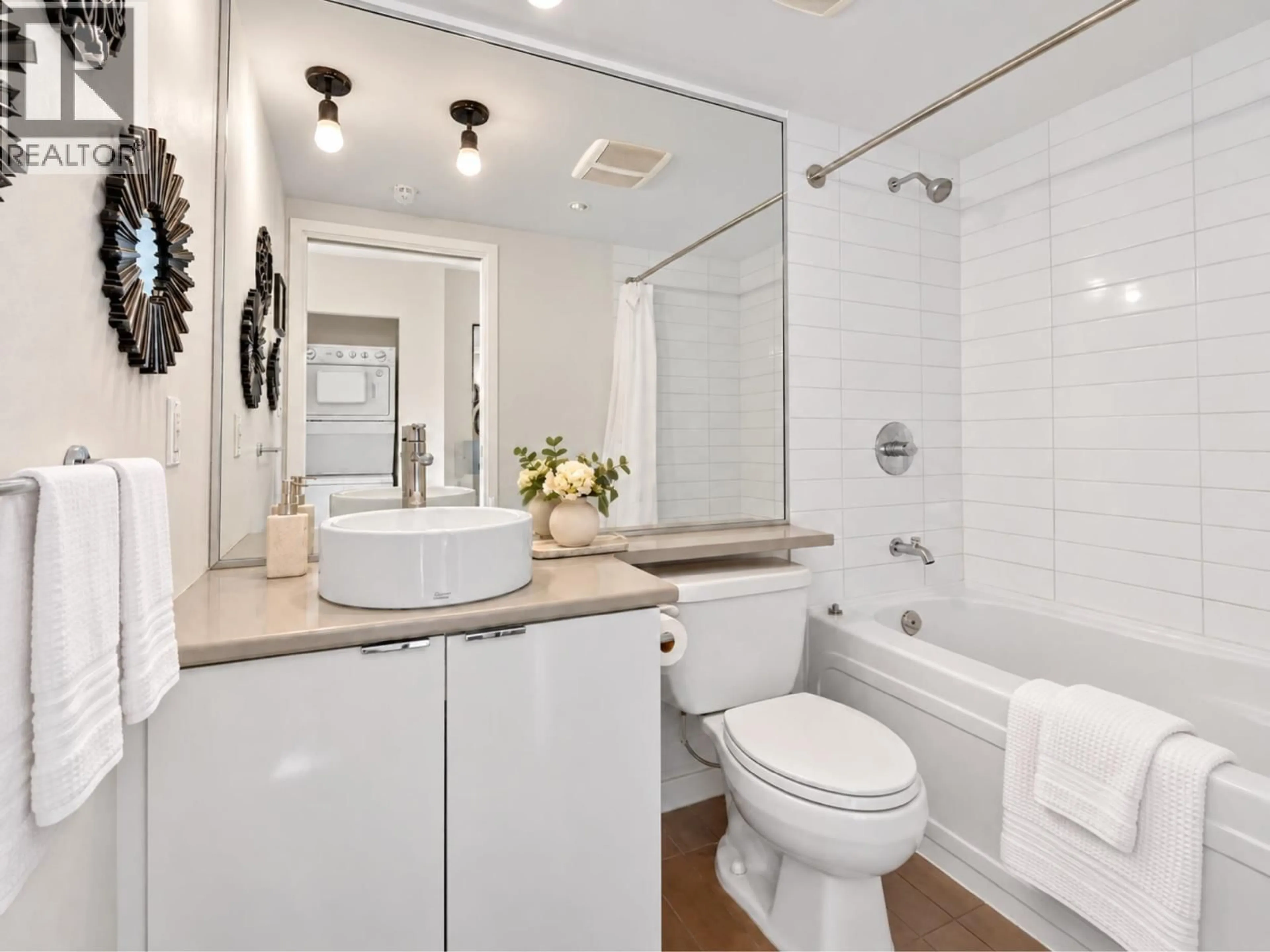 Standard bathroom, ceramic/tile floor for 2508 - 233 ROBSON STREET, Vancouver British Columbia V6B0E8