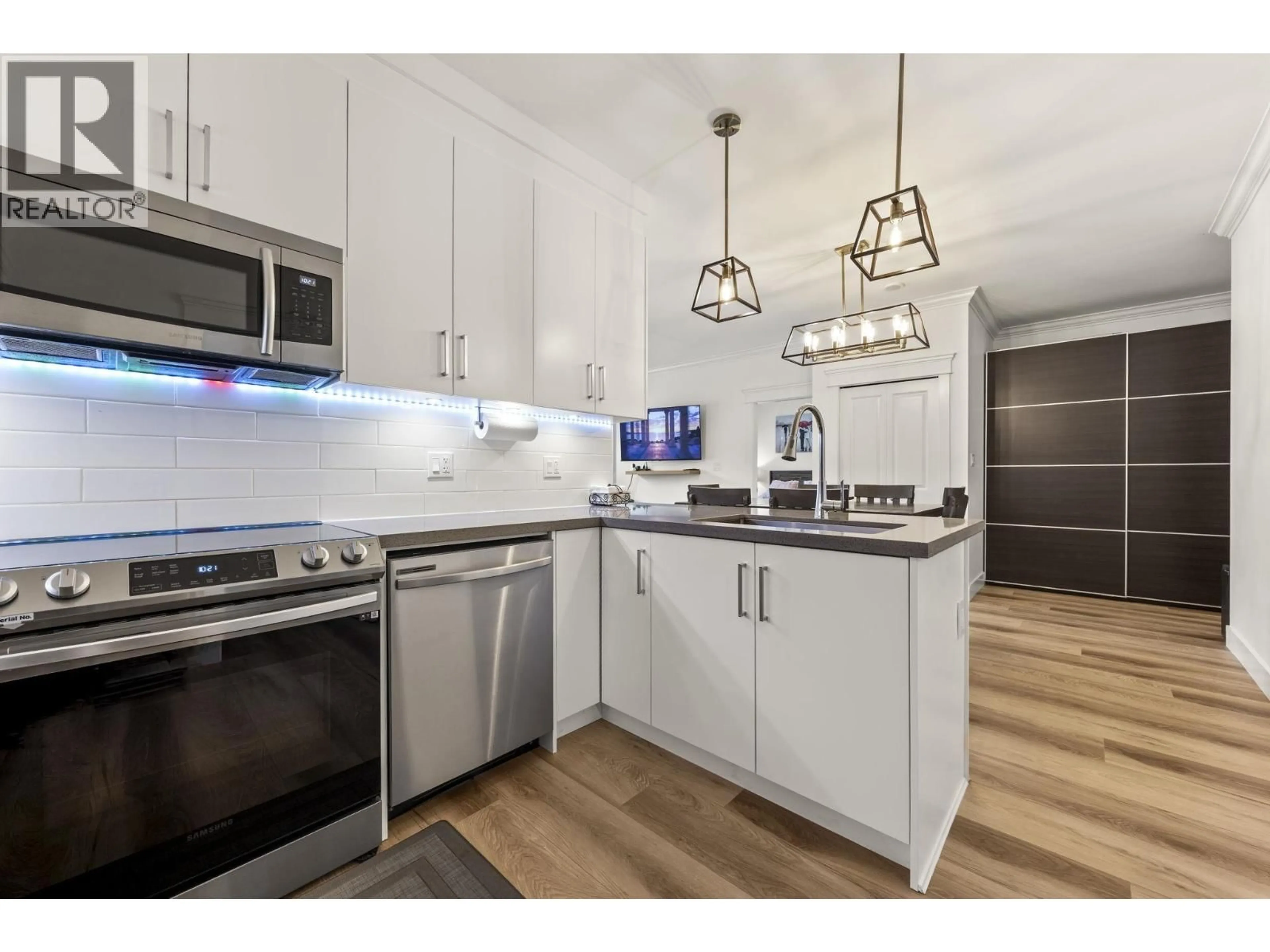 Open concept kitchen, wood/laminate floor for 304 - 2389 HAWTHORNE AVENUE, Port Coquitlam British Columbia V3C0T2