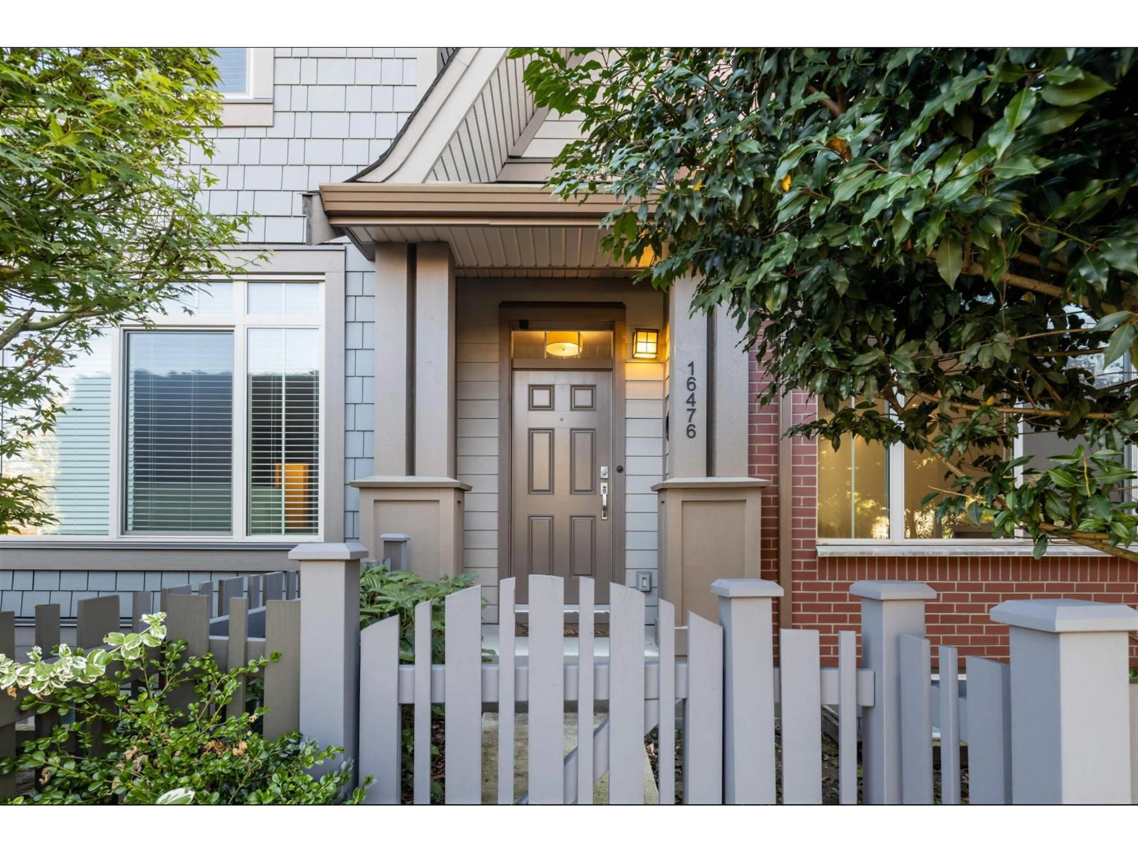 Indoor entryway for 16476 24A AVENUE, Surrey British Columbia V3Z0V8