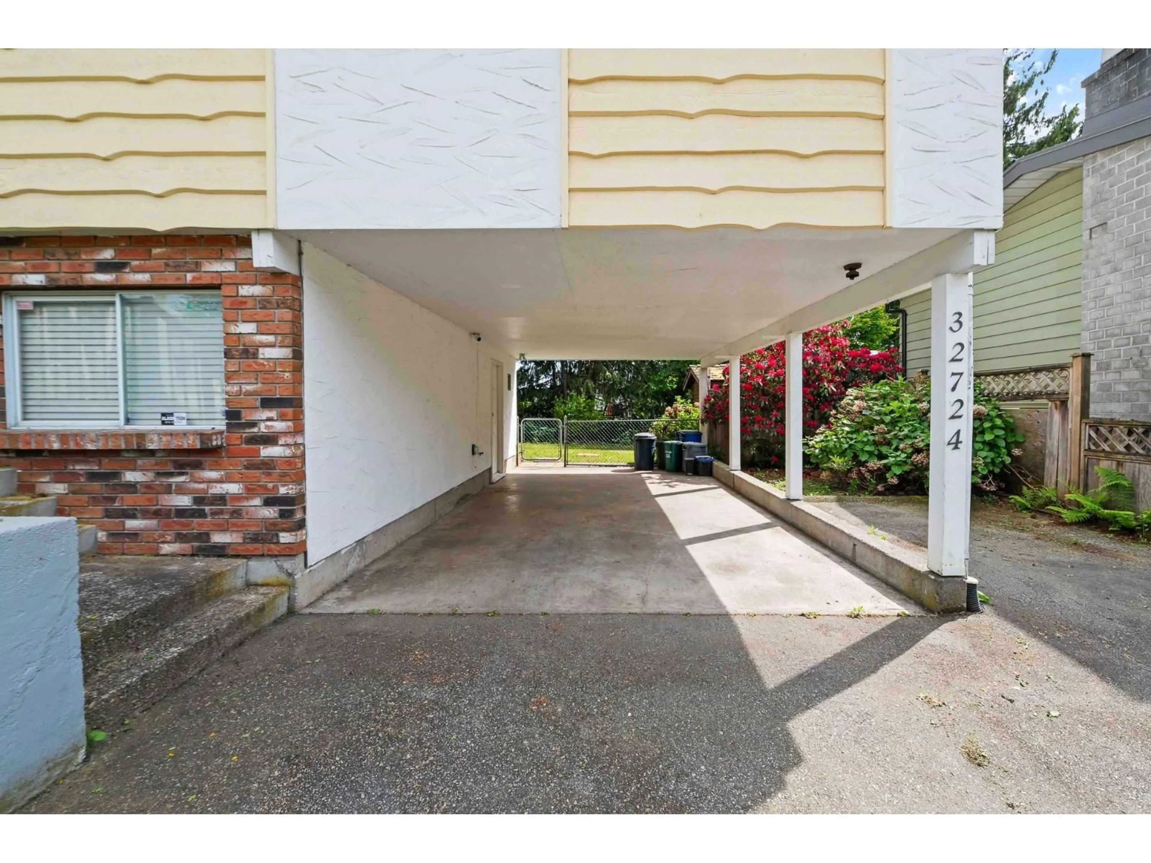 Indoor foyer for 32724 MCRAE AVENUE, Mission British Columbia V2V2L9