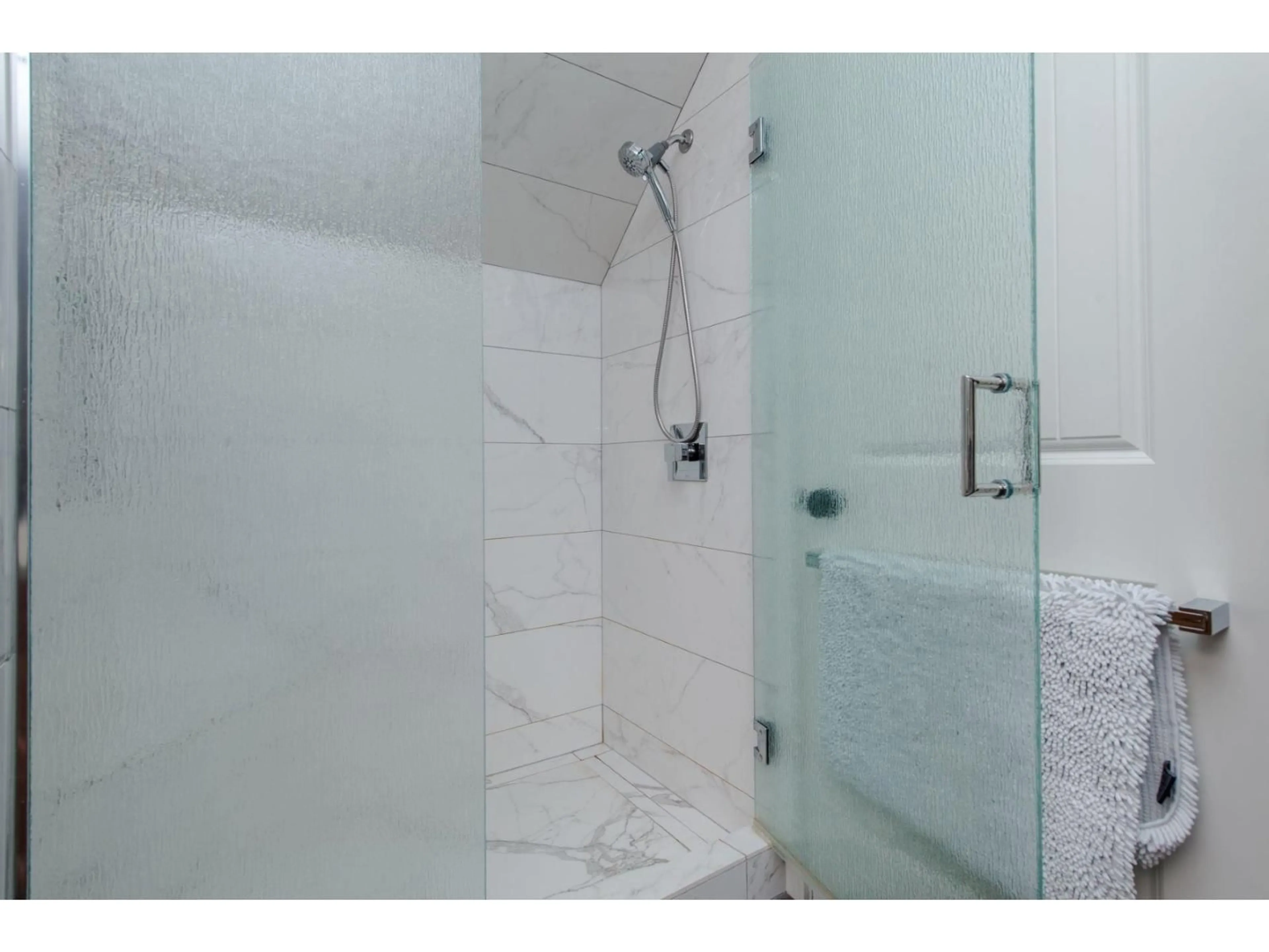 Contemporary bathroom, ceramic/tile floor for 1856 HUCKLEBERRY BEND, Lindell Beach British Columbia V2R0E1