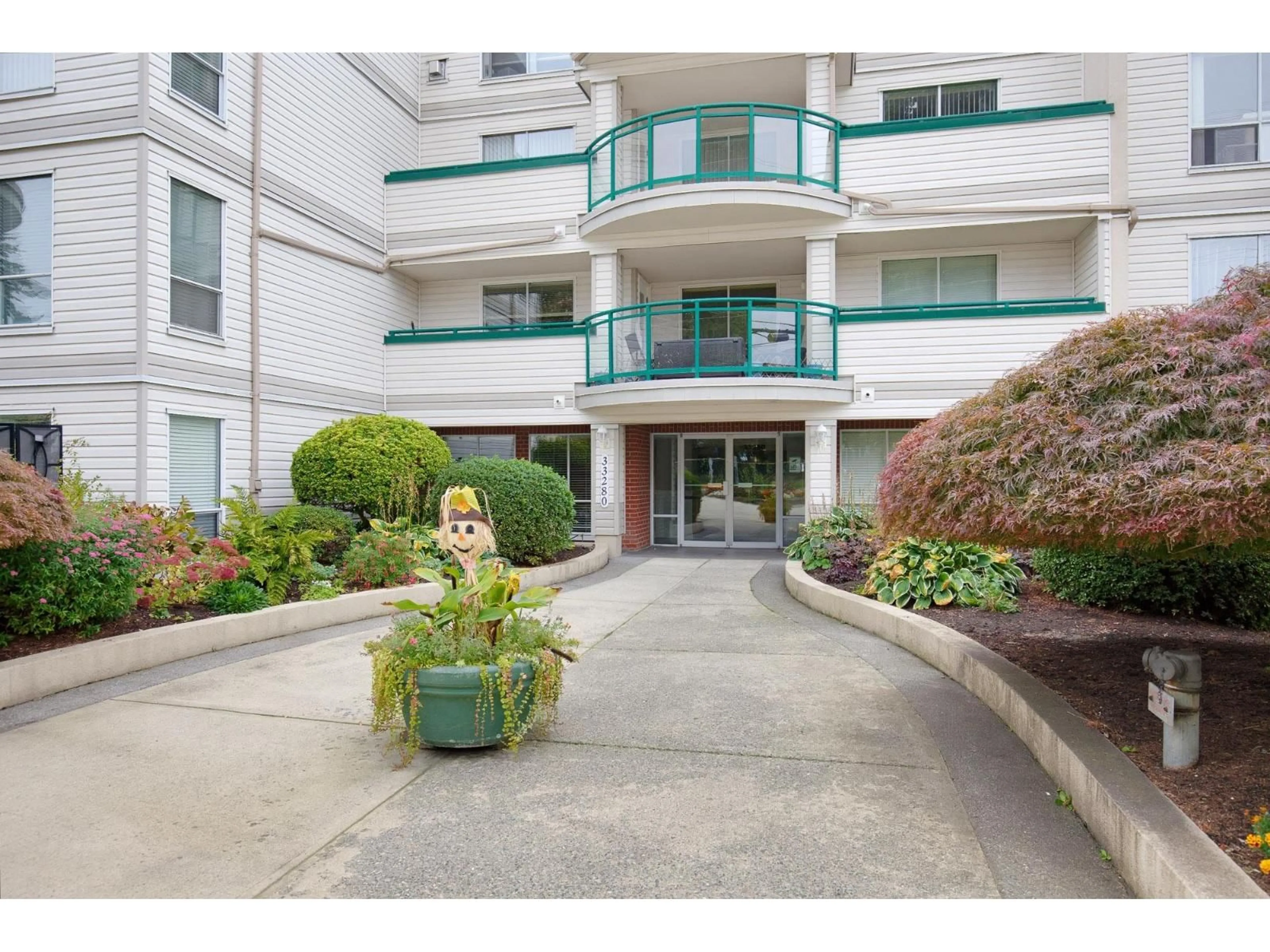 Indoor foyer for 208 - 33280 BOURQUIN CRESCENT EAST, Abbotsford British Columbia V2S7K2