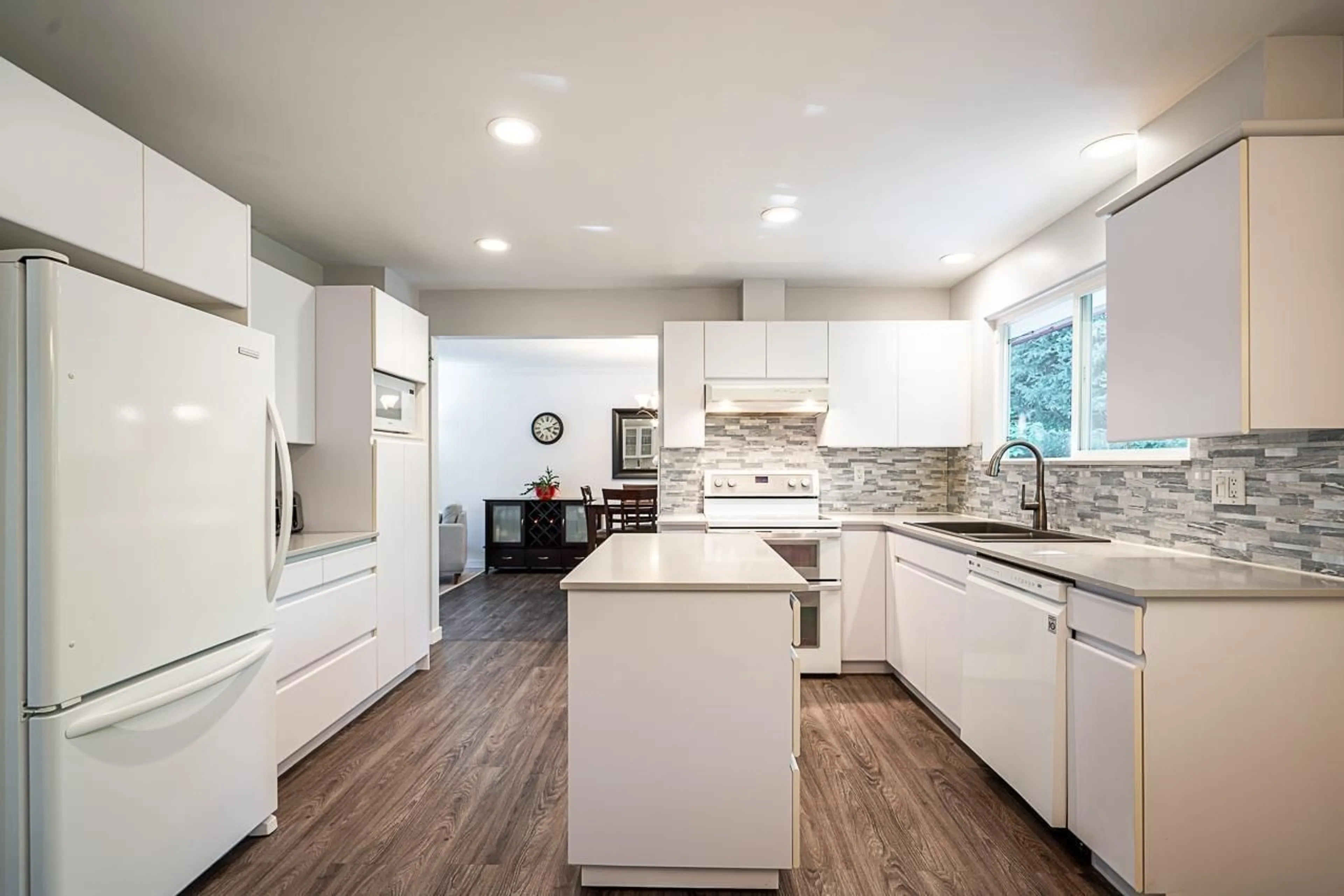Contemporary kitchen, unknown for 8771 SHEPHERD WAY, Delta British Columbia V4C4J9