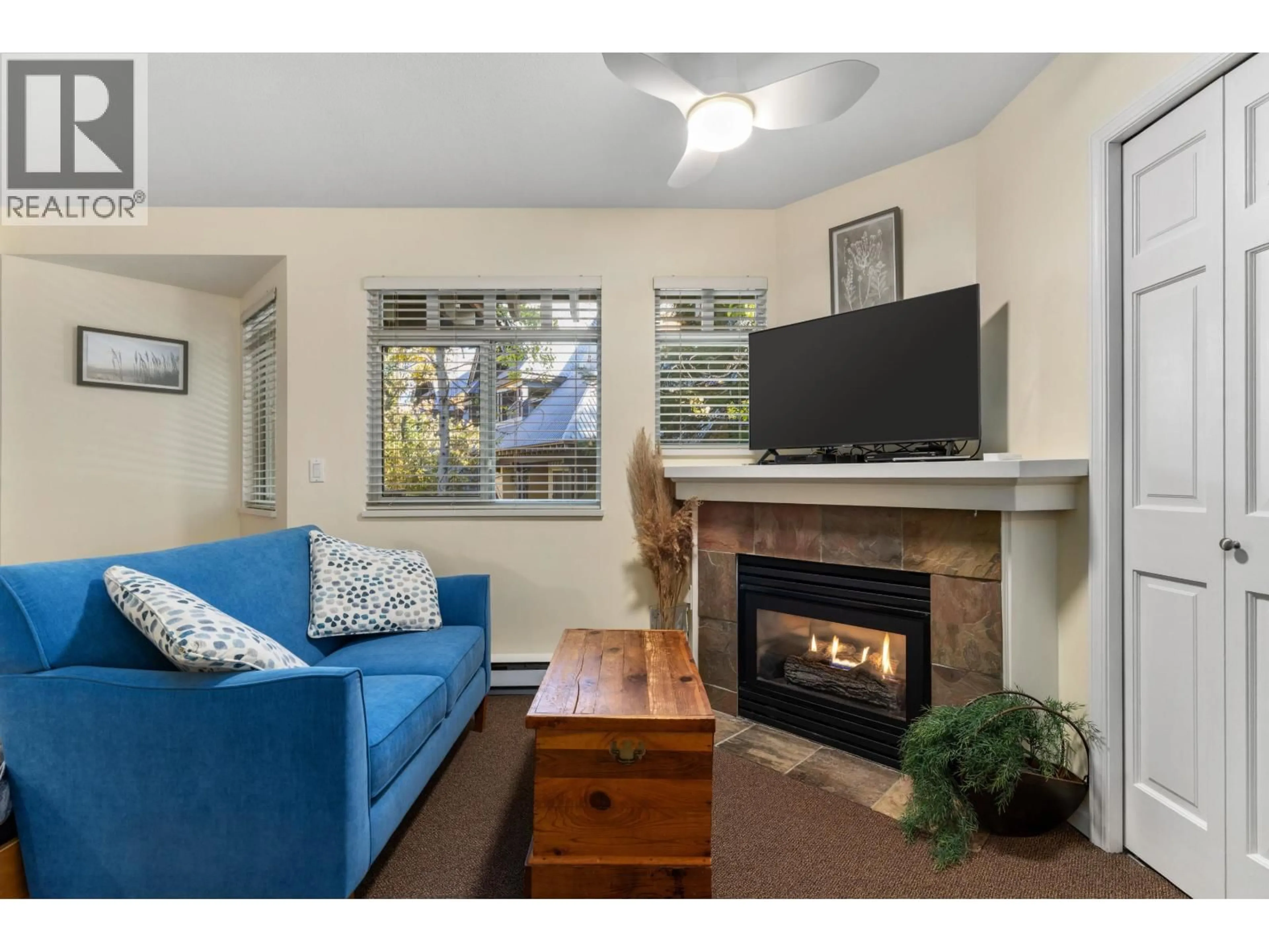 Living room with furniture, wood/laminate floor for 25 - 4335 NORTHLANDS BOULEVARD, Whistler British Columbia V0N1B4