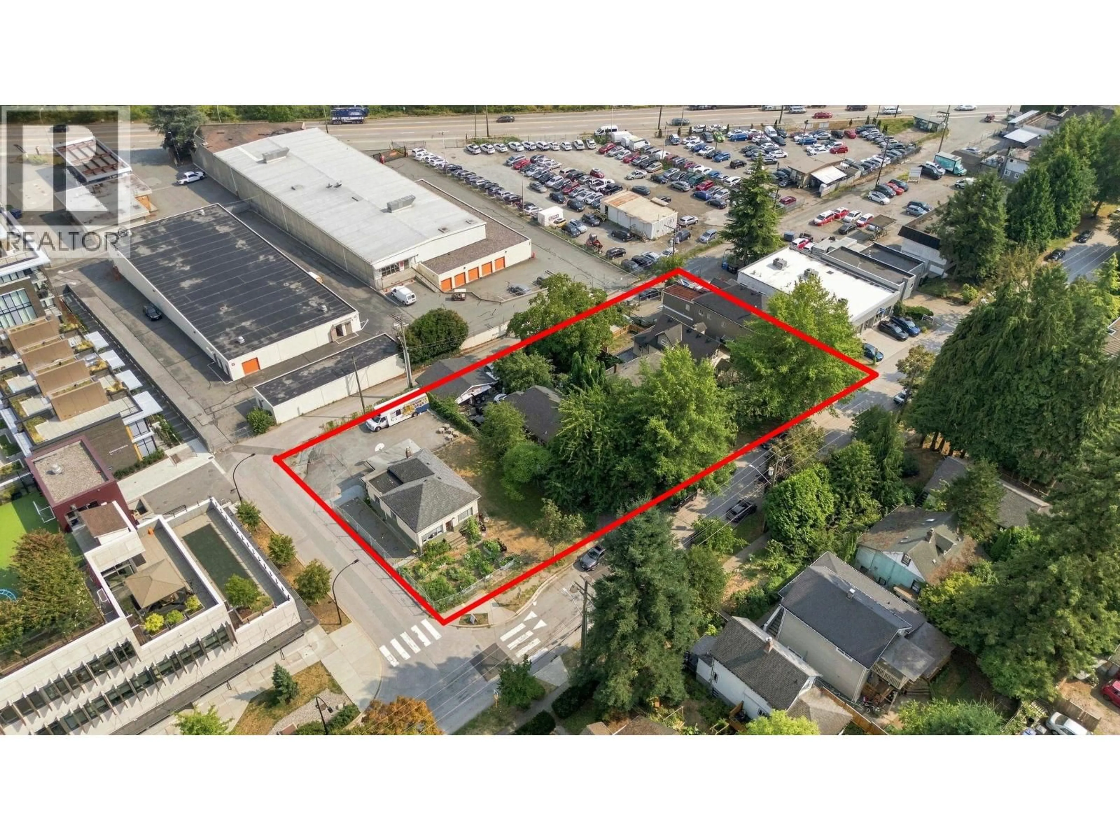 A pic from outside/outdoor area/front of a property/back of a property/a pic from drone, street for 452 ROUSSEAU STREET, New Westminster British Columbia V3L3R3