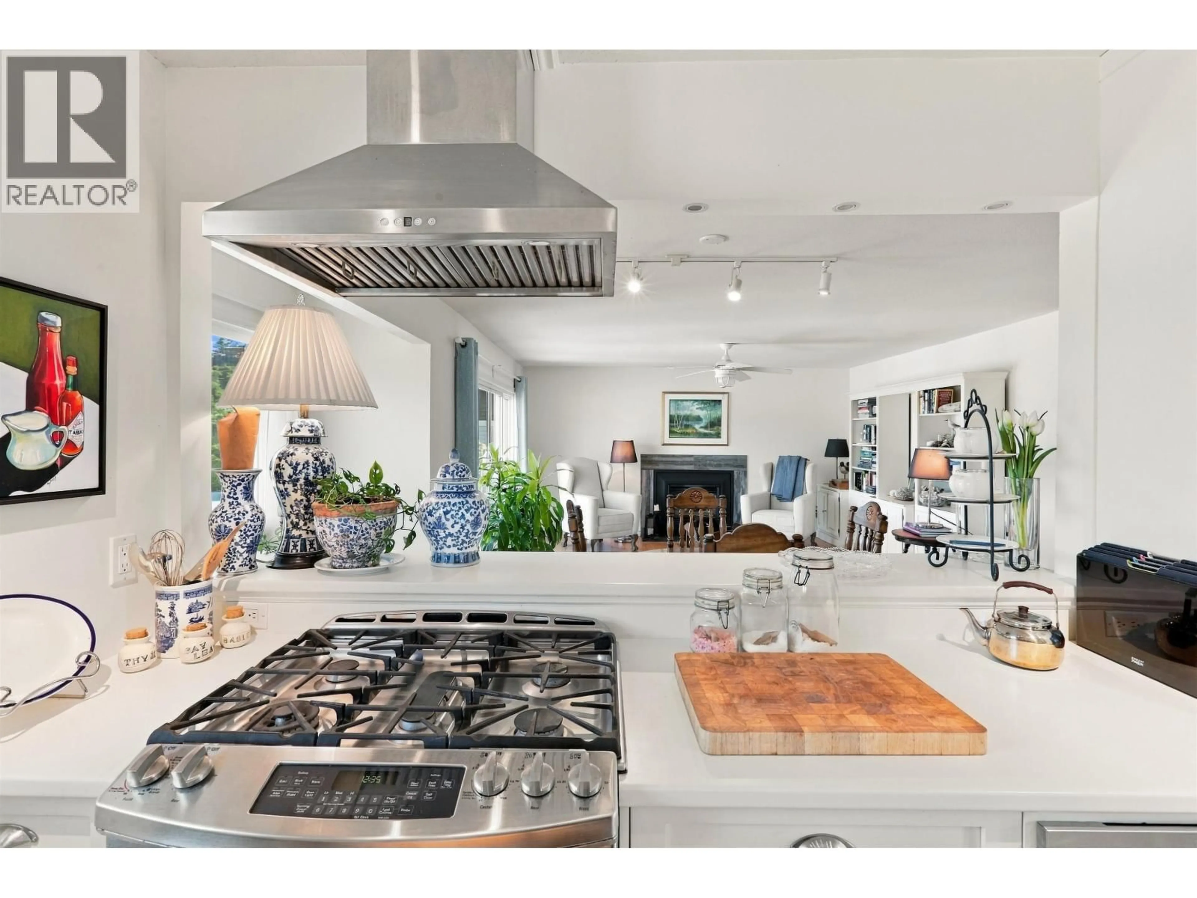 Open concept kitchen, ceramic/tile floor for 15 - 699 DOUGALL ROAD, Gibsons British Columbia V0N1V8