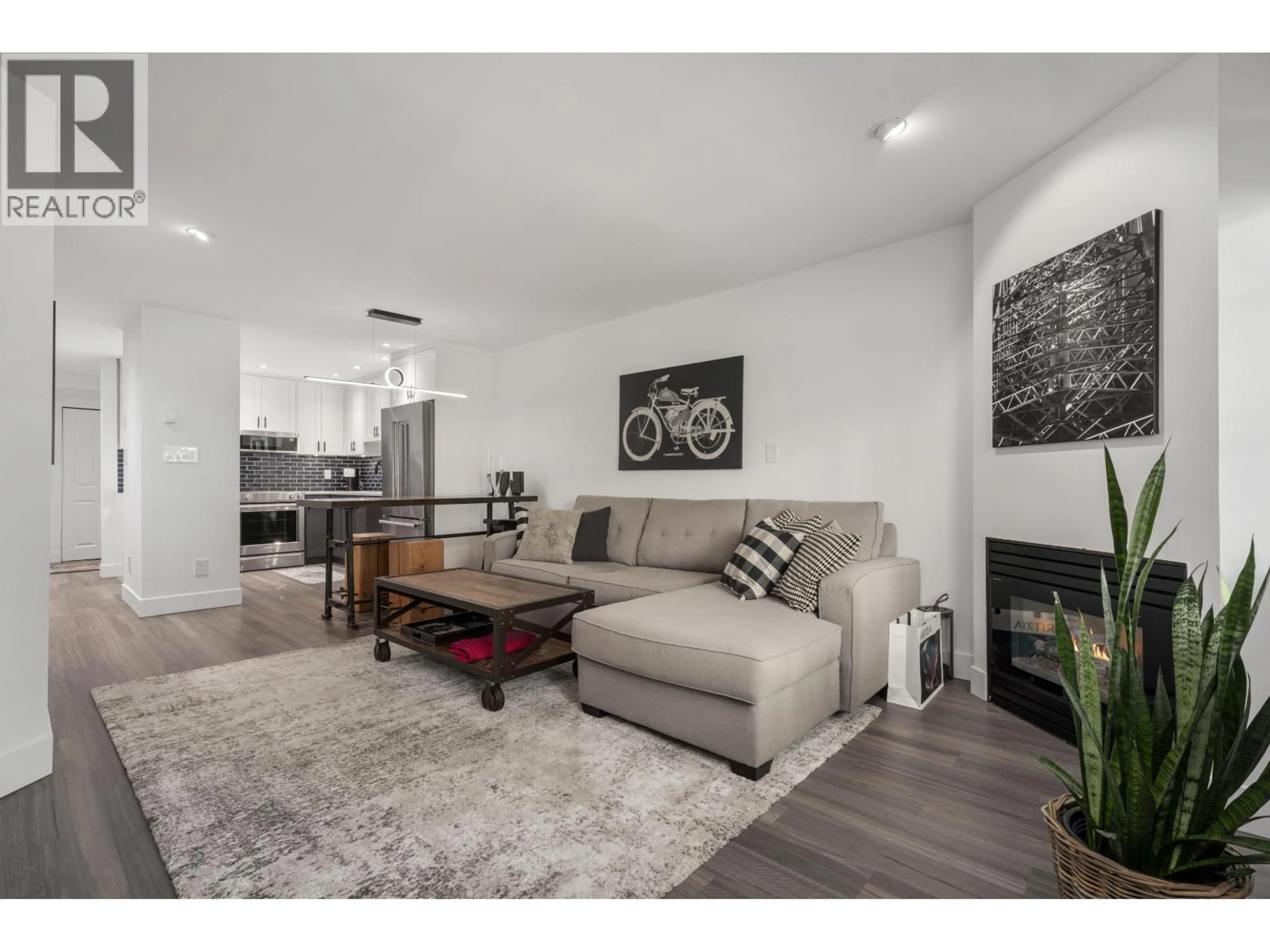 Living room with furniture, wood/laminate floor for 825 15TH AVENUE, Vancouver British Columbia V5Z1R8